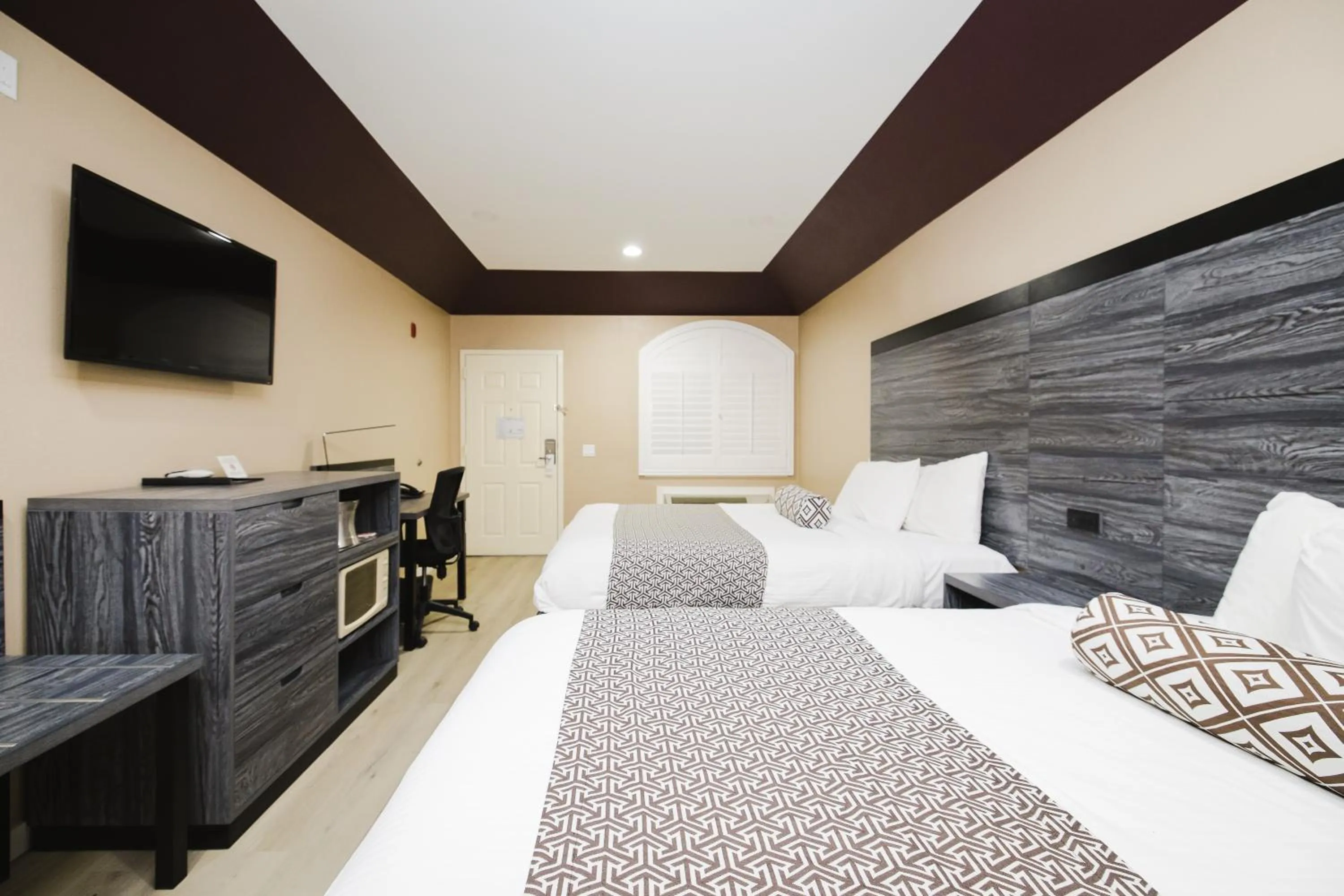 Bed in Sapphire Inn & Suites