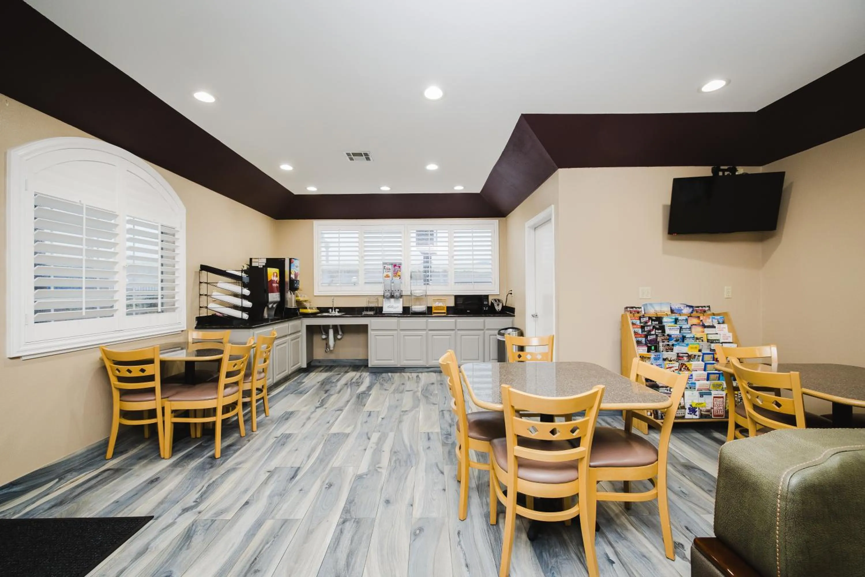 TV and multimedia in Sapphire Inn & Suites