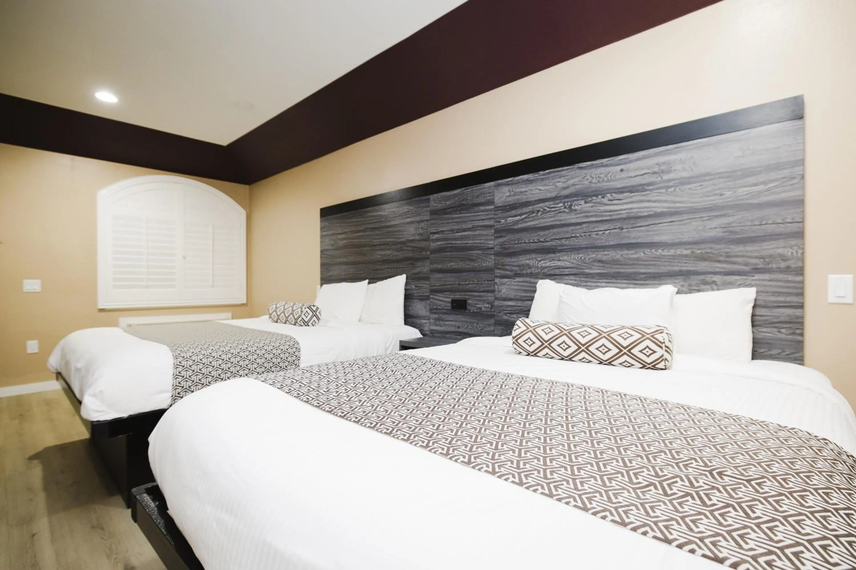 Bed in Sapphire Inn & Suites