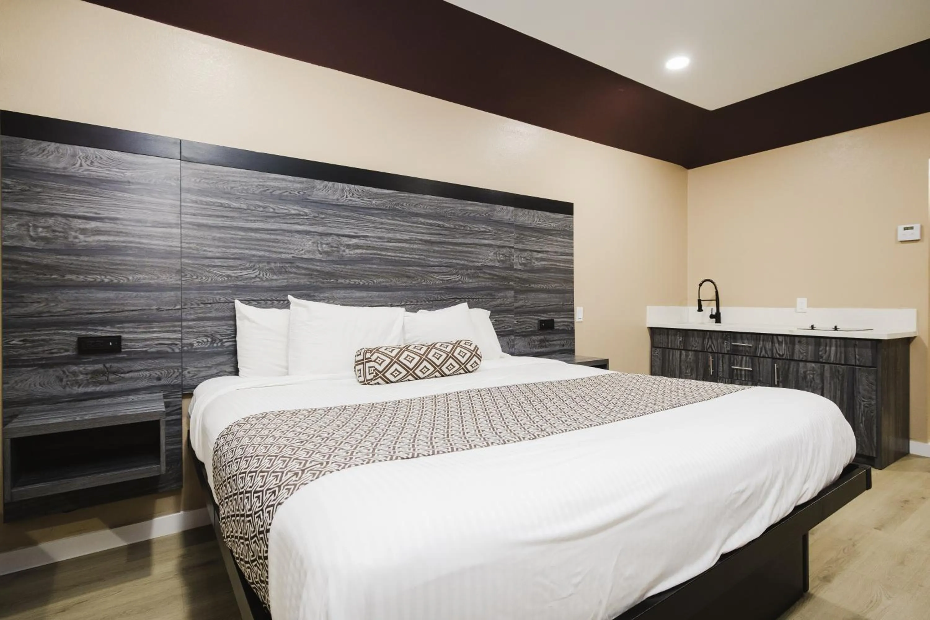 Bed in Sapphire Inn & Suites