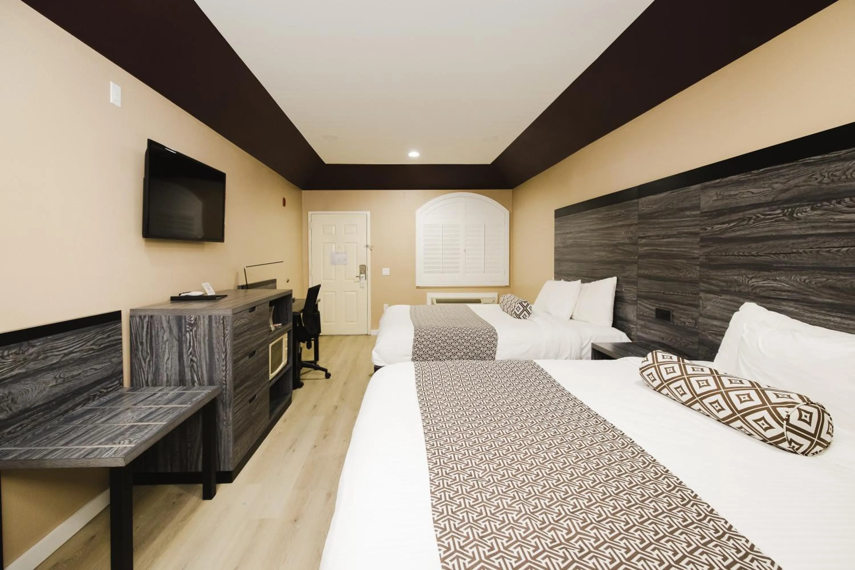 Bed in Sapphire Inn & Suites