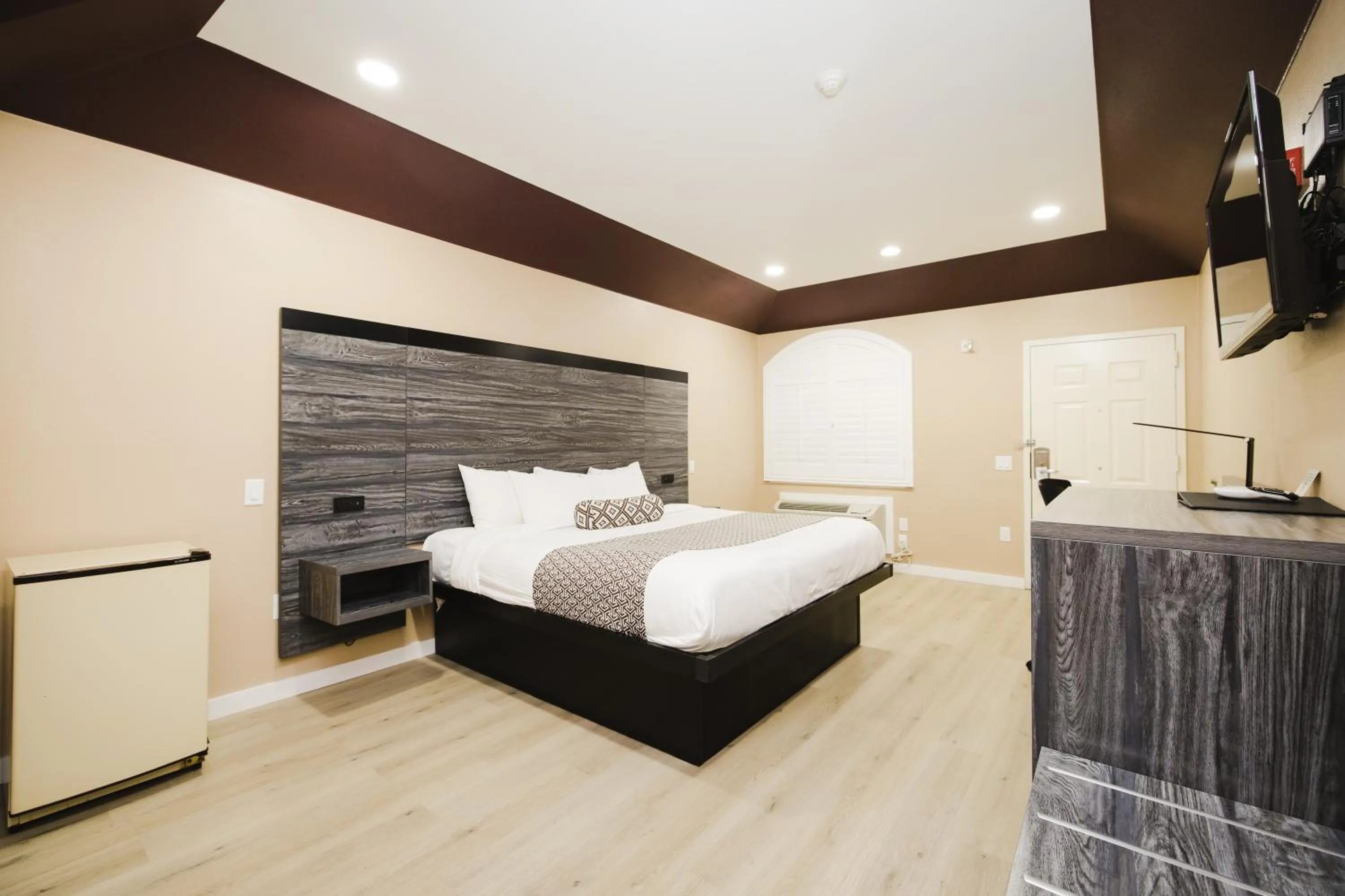 Bed in Sapphire Inn & Suites