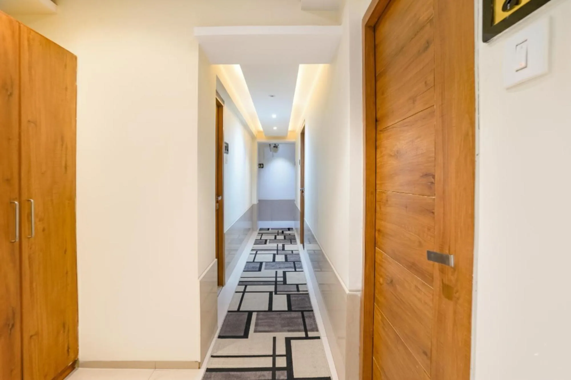 Lobby or reception in FabHotel Regal Inn - In Sahar Road