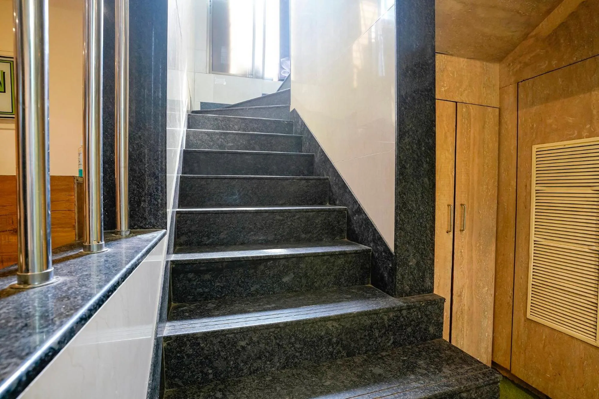 Lobby or reception in FabHotel Regal Inn - In Sahar Road