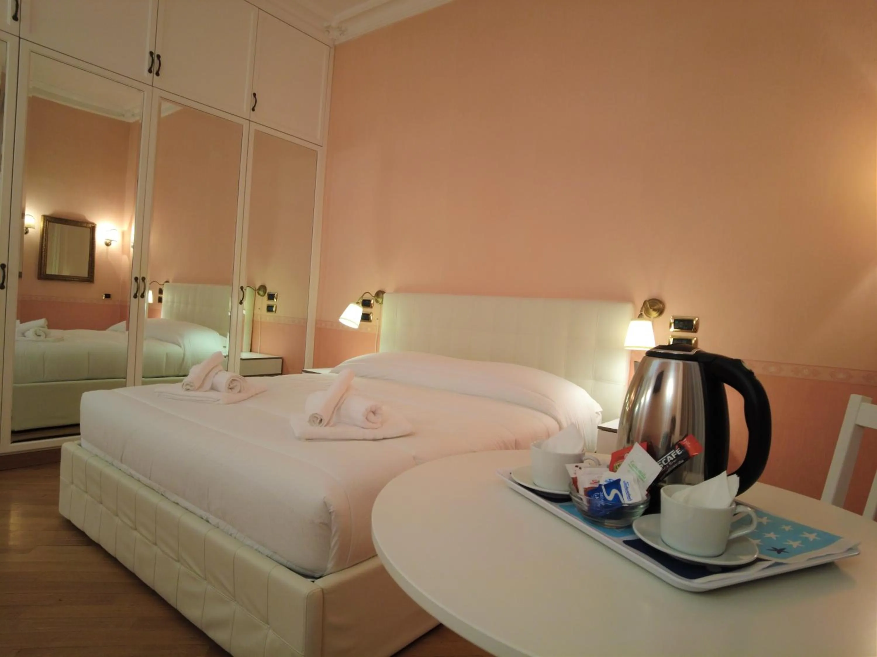 Bedroom, Bed in Gardoce's Guest House