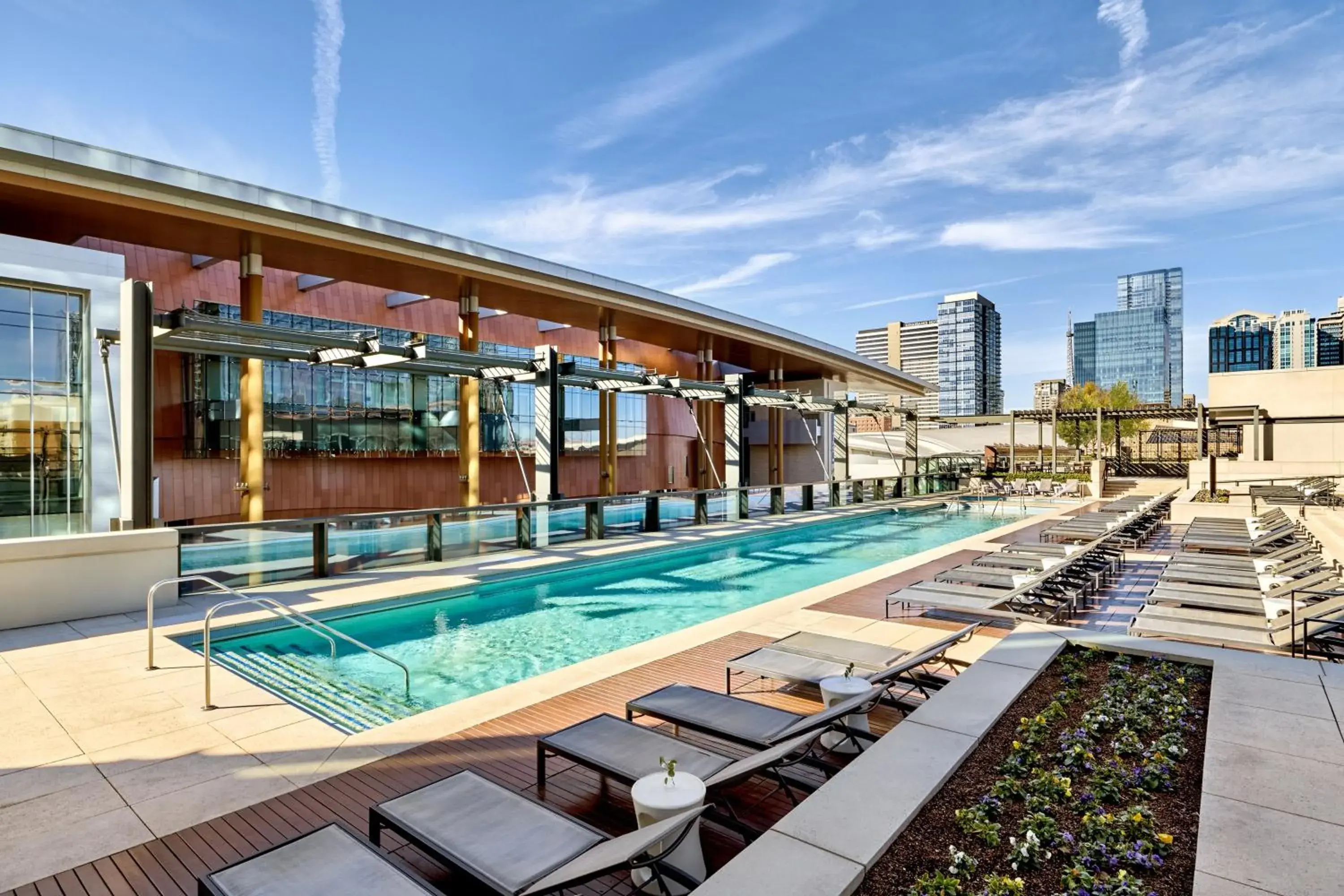 Swimming pool in Omni Nashville Hotel Swimming pool in Omni Nashville Hotel