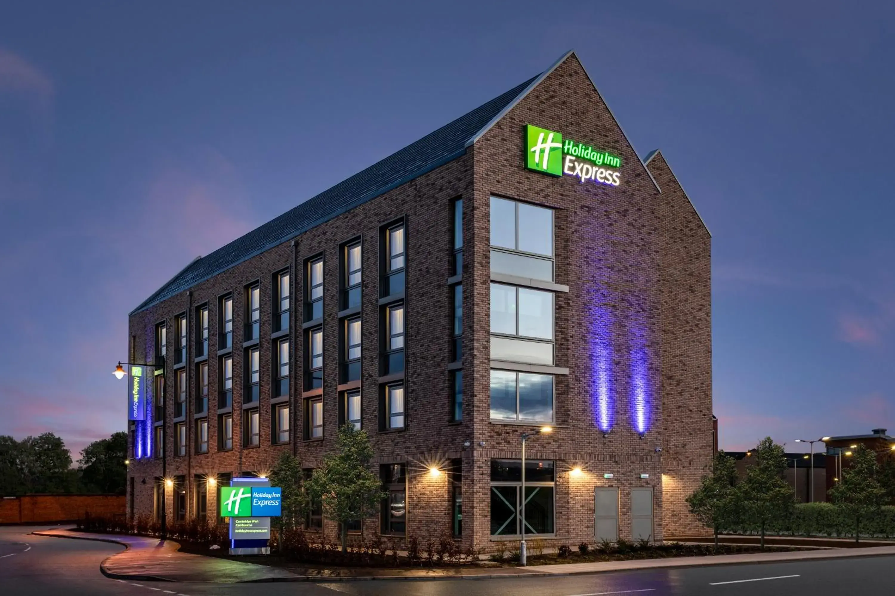 Property building in Holiday Inn Express Cambridge West - Cambourne by IHG Property building in Holiday Inn Express Cambridge West - Cambourne by IHG