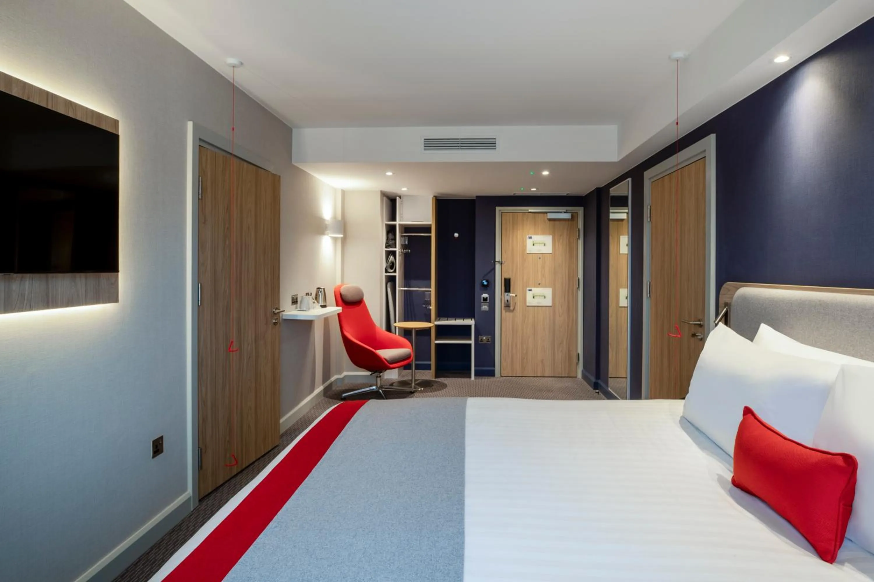 Bedroom, Bed in Holiday Inn Express Cambridge West - Cambourne by IHG