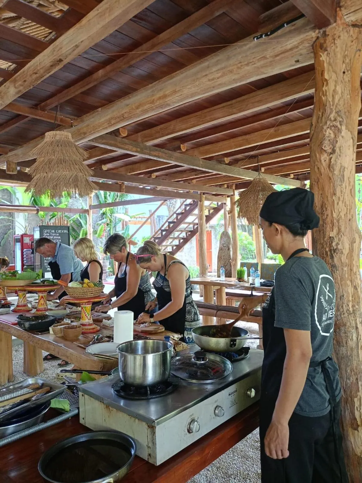 Restaurant/places to eat in Villa Adi