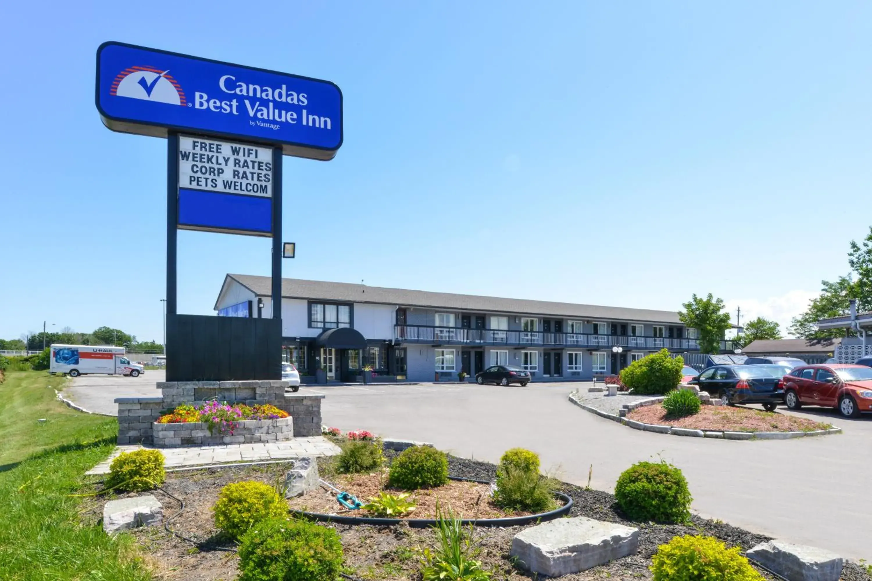 Property building in Canadas Best Value Inn St. Catharines Property building in Canadas Best Value Inn St. Catharines
