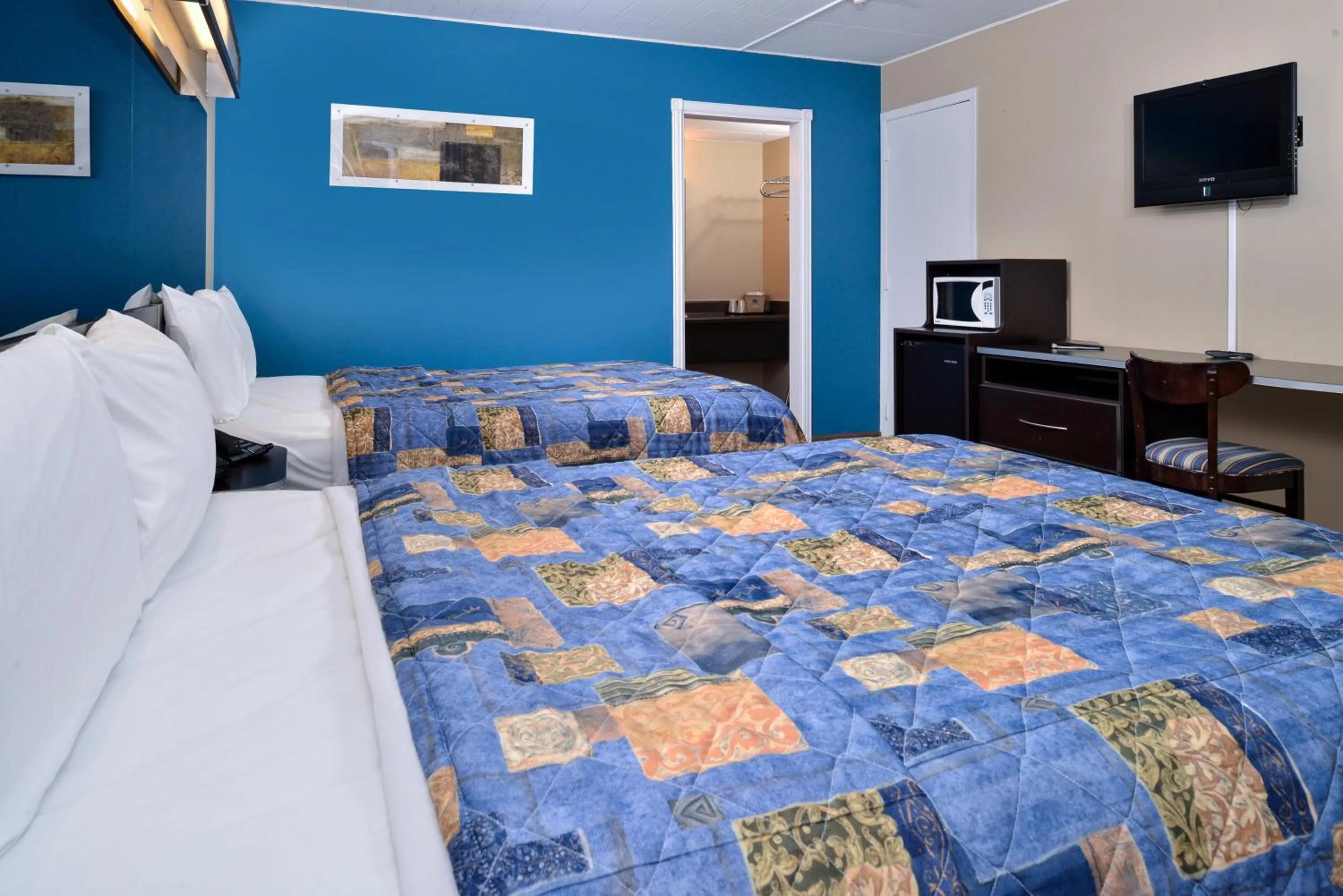 Bedroom, Bed in Canadas Best Value Inn St. Catharines