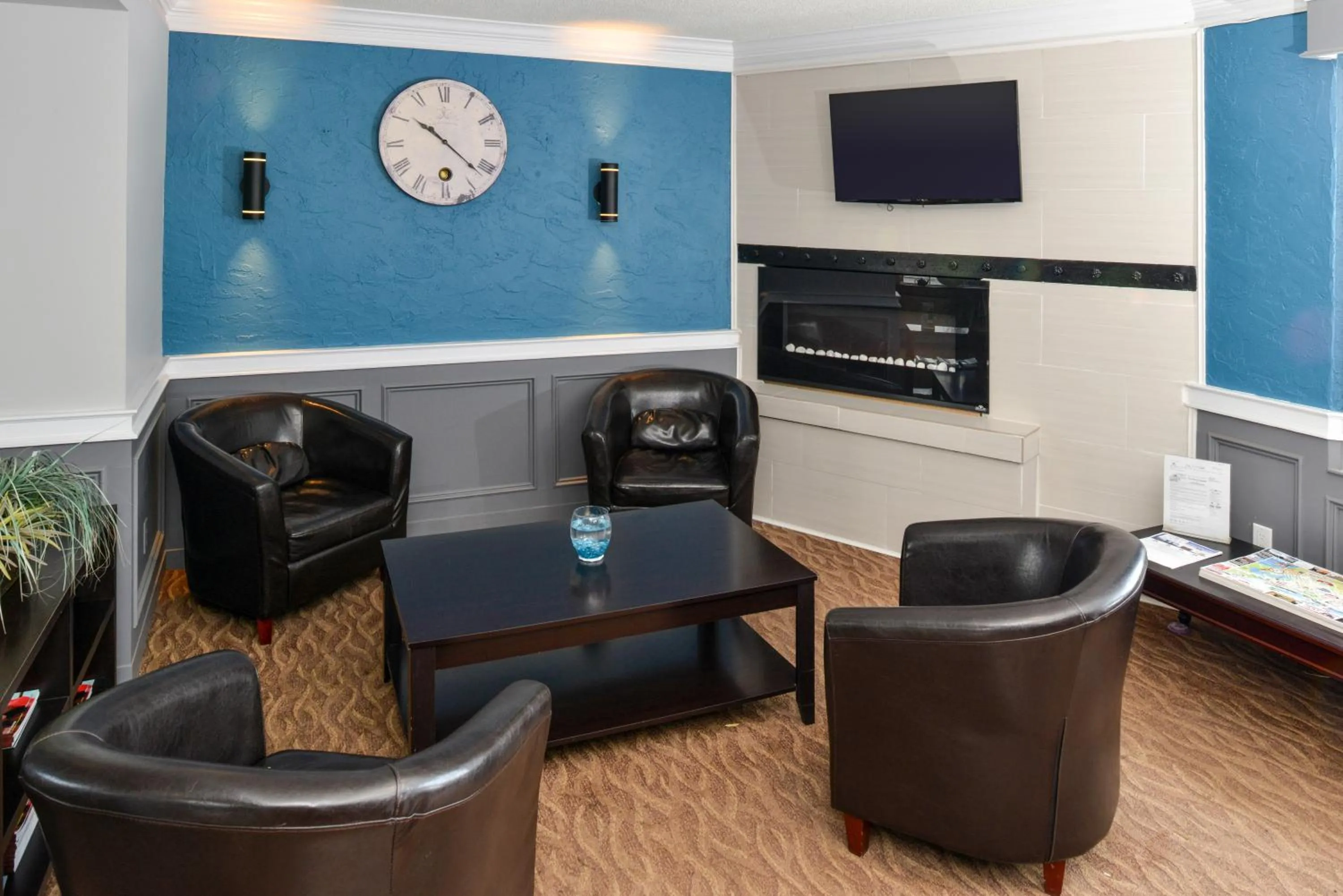 Living room in Canadas Best Value Inn St. Catharines