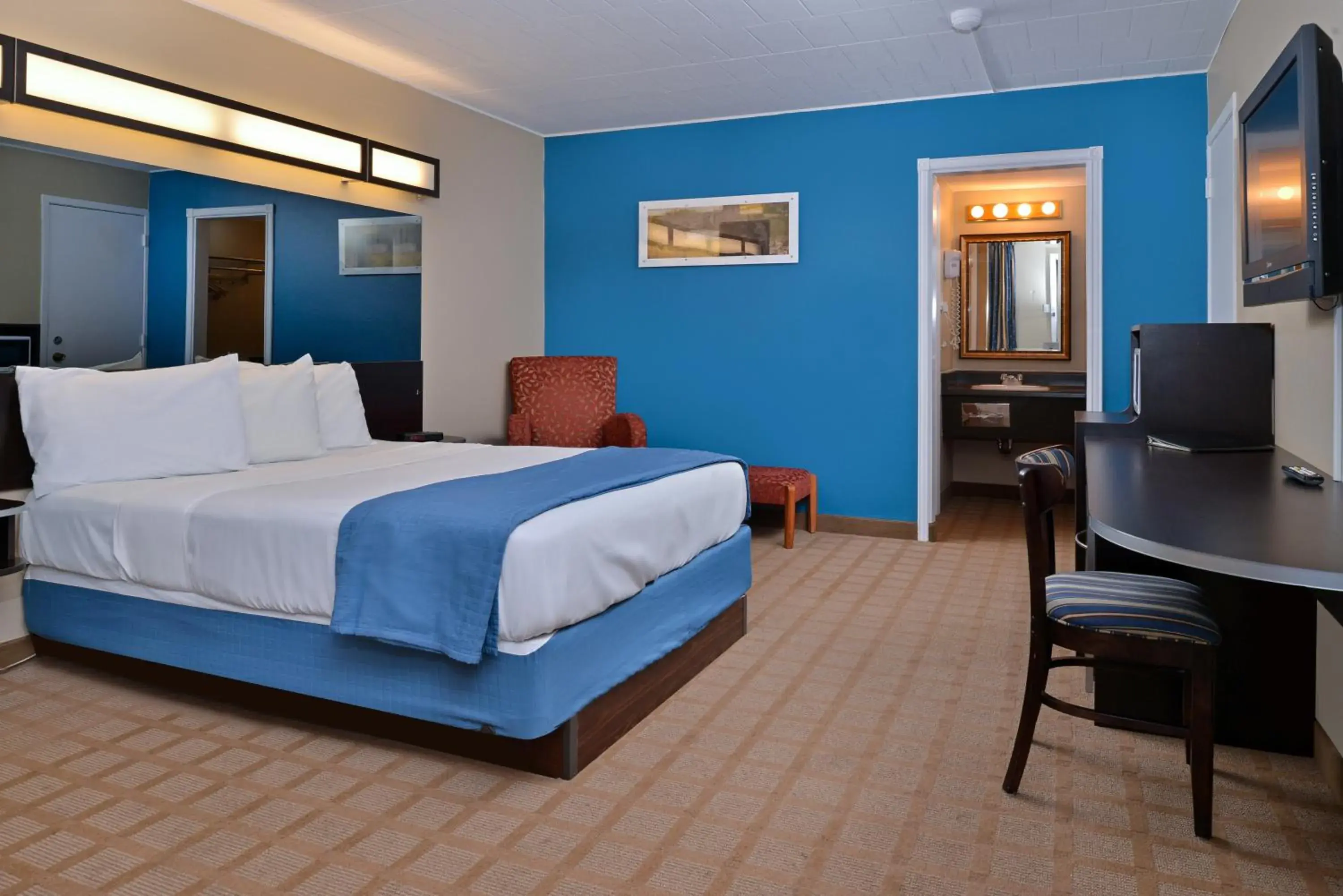 Bedroom, Bed in Canadas Best Value Inn St. Catharines Bedroom, Bed in Canadas Best Value Inn St. Catharines