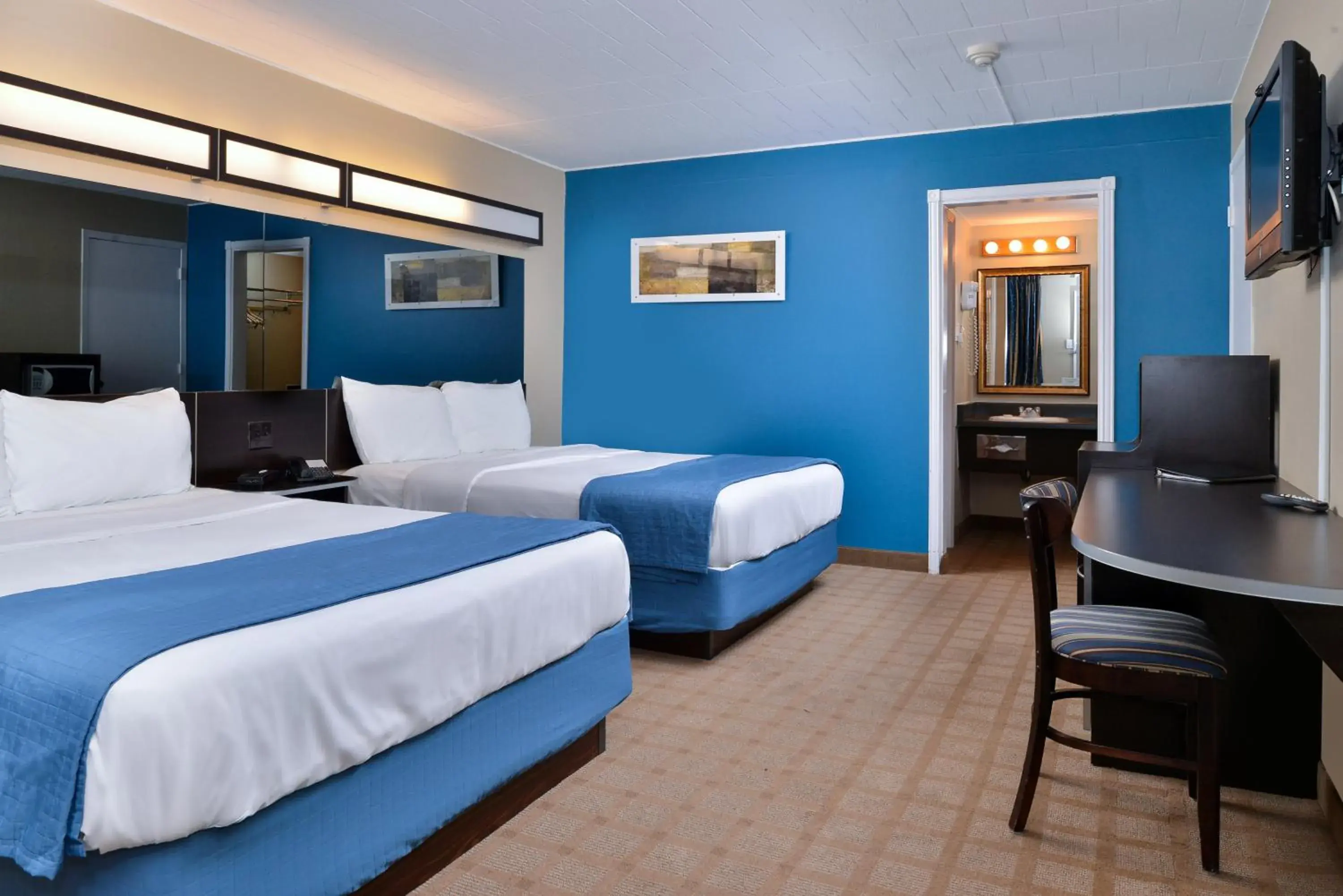 Bedroom, Bed in Canadas Best Value Inn St. Catharines Bedroom, Bed in Canadas Best Value Inn St. Catharines