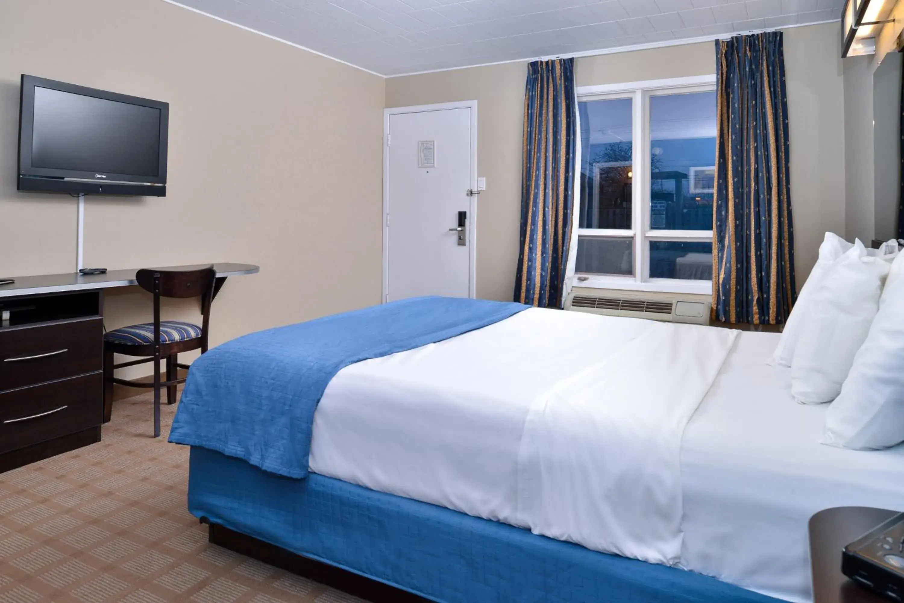 Bedroom, Bed in Canadas Best Value Inn St. Catharines Bedroom, Bed in Canadas Best Value Inn St. Catharines