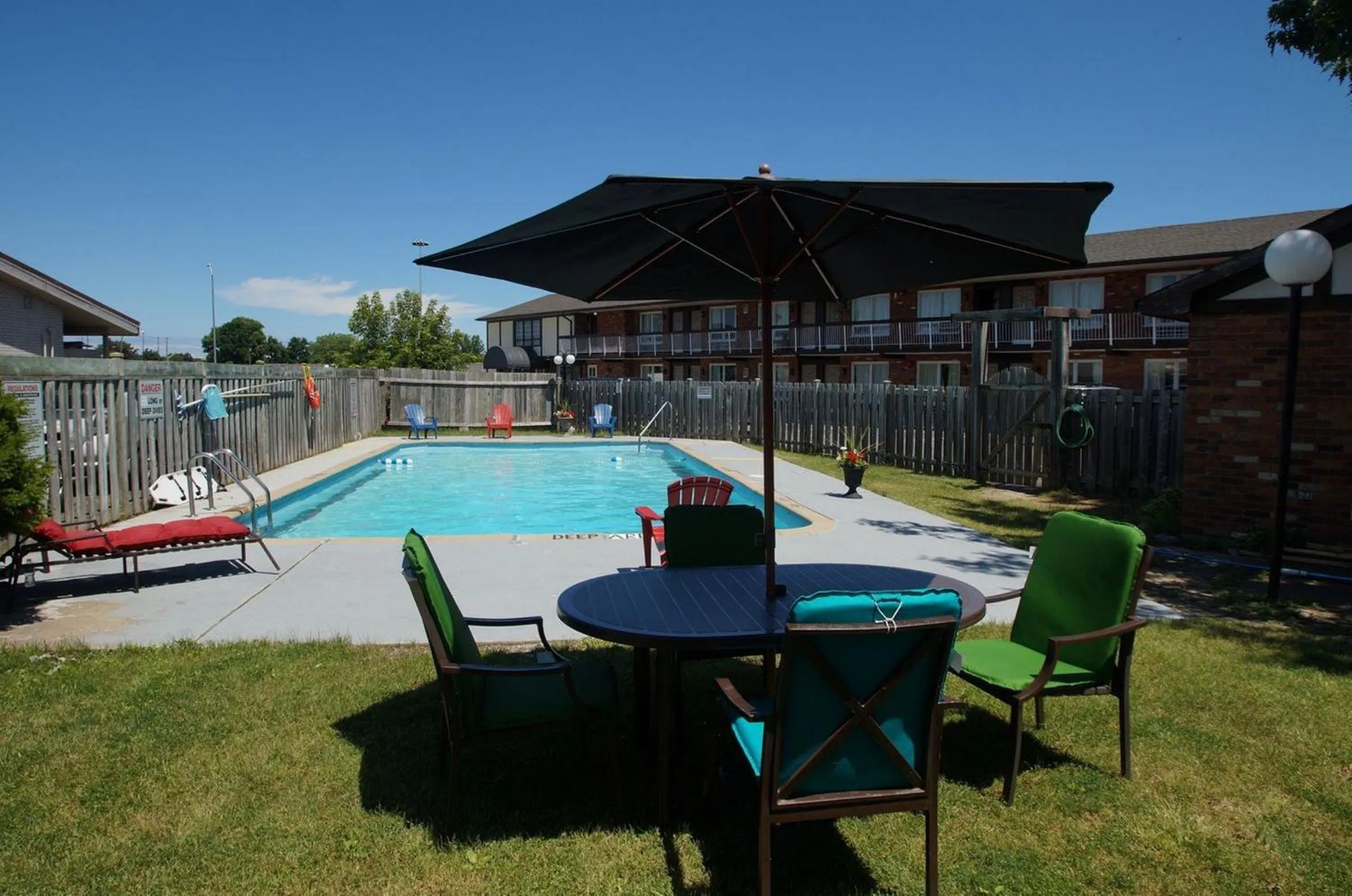 Swimming pool in Canadas Best Value Inn St. Catharines