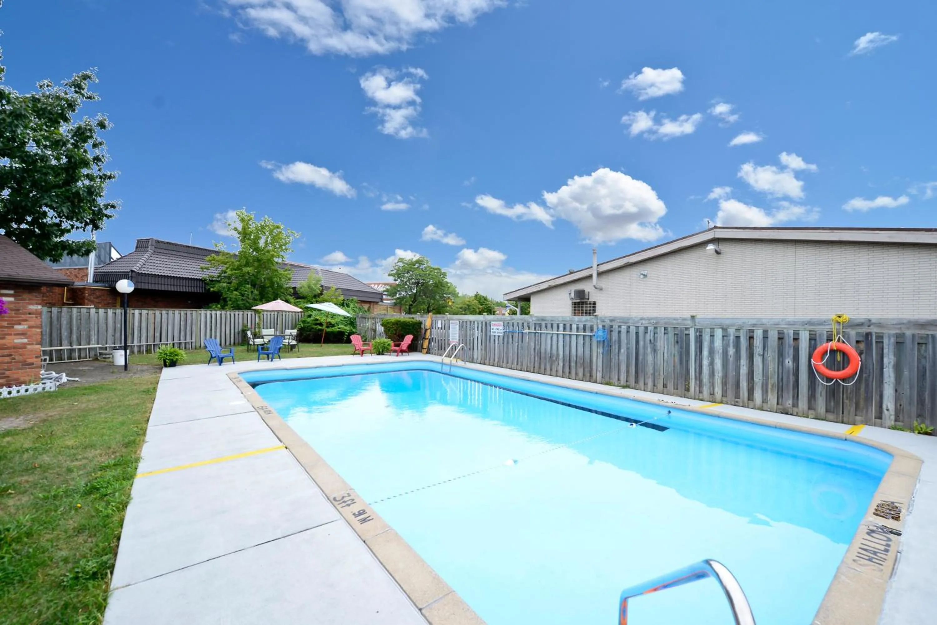 Swimming pool in Canadas Best Value Inn St. Catharines