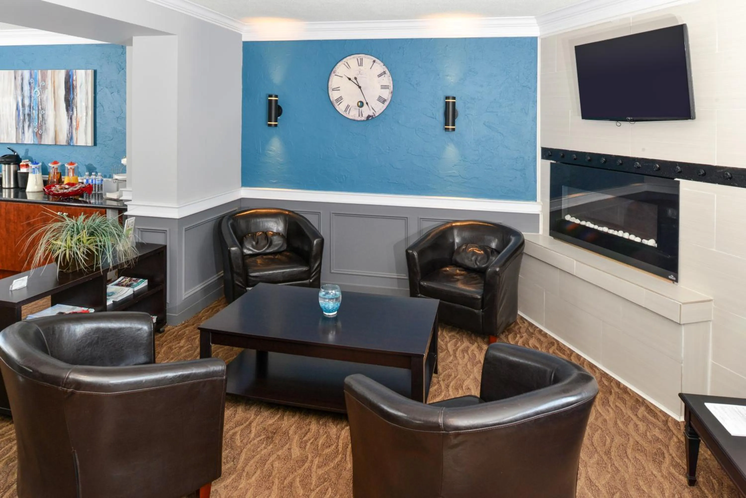 Living room in Canadas Best Value Inn St. Catharines