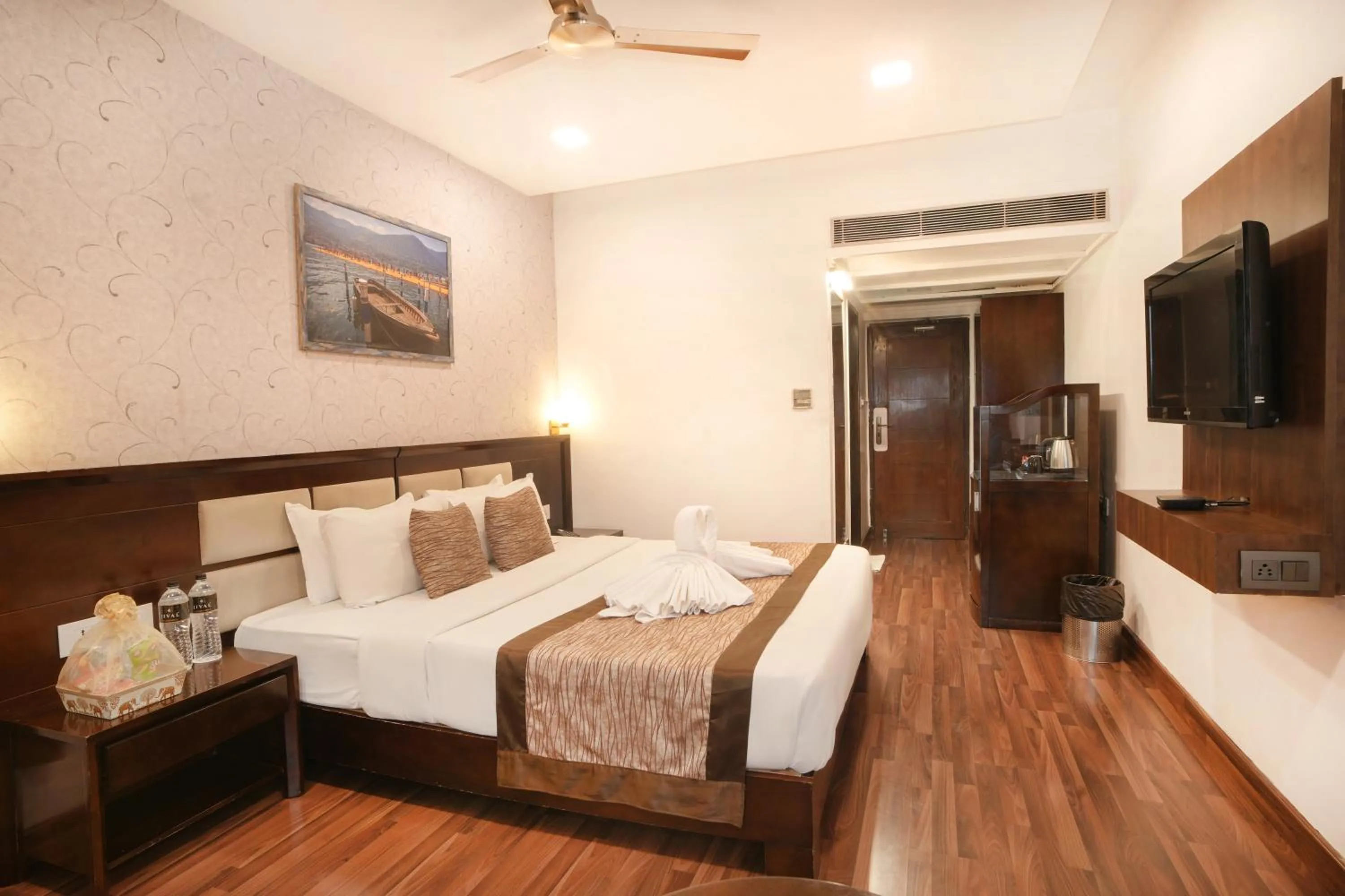 Bedroom, Bed in Hotel Horizon - Near Fateh Sagar Lake Udaipur