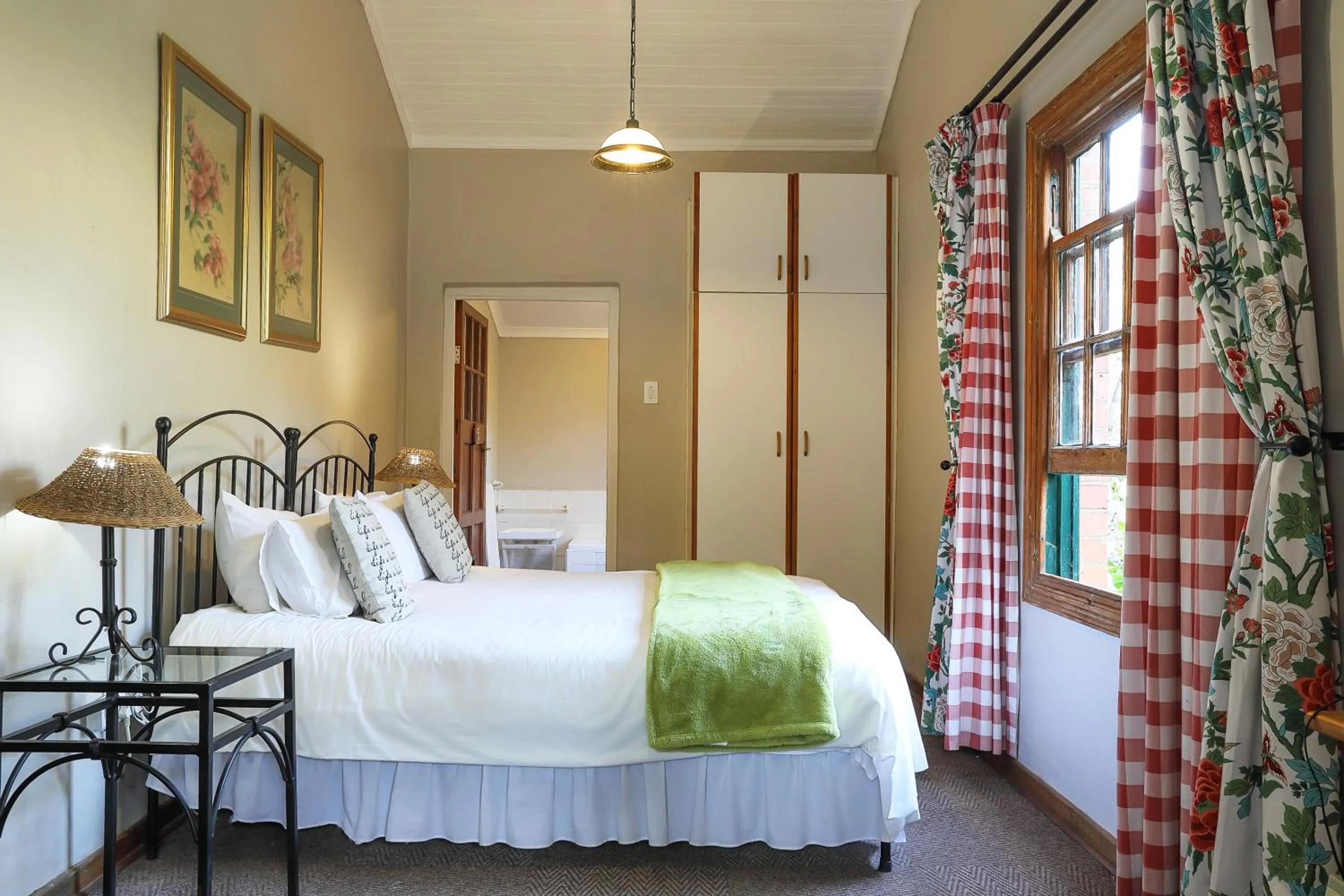 Bedroom, Bed in Kings Grant Country Retreat