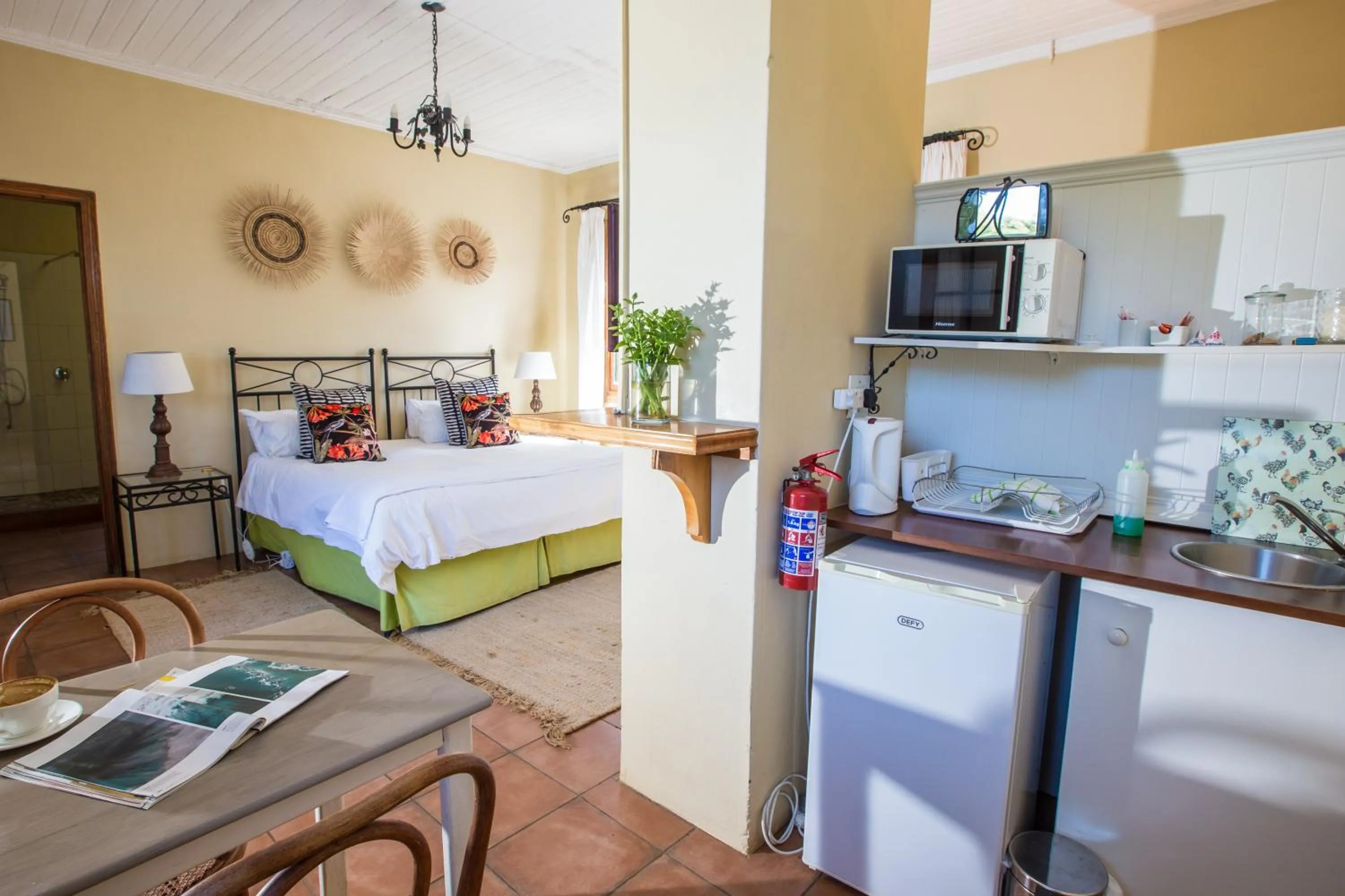 Kitchen or kitchenette, Bed in Kings Grant Country Retreat