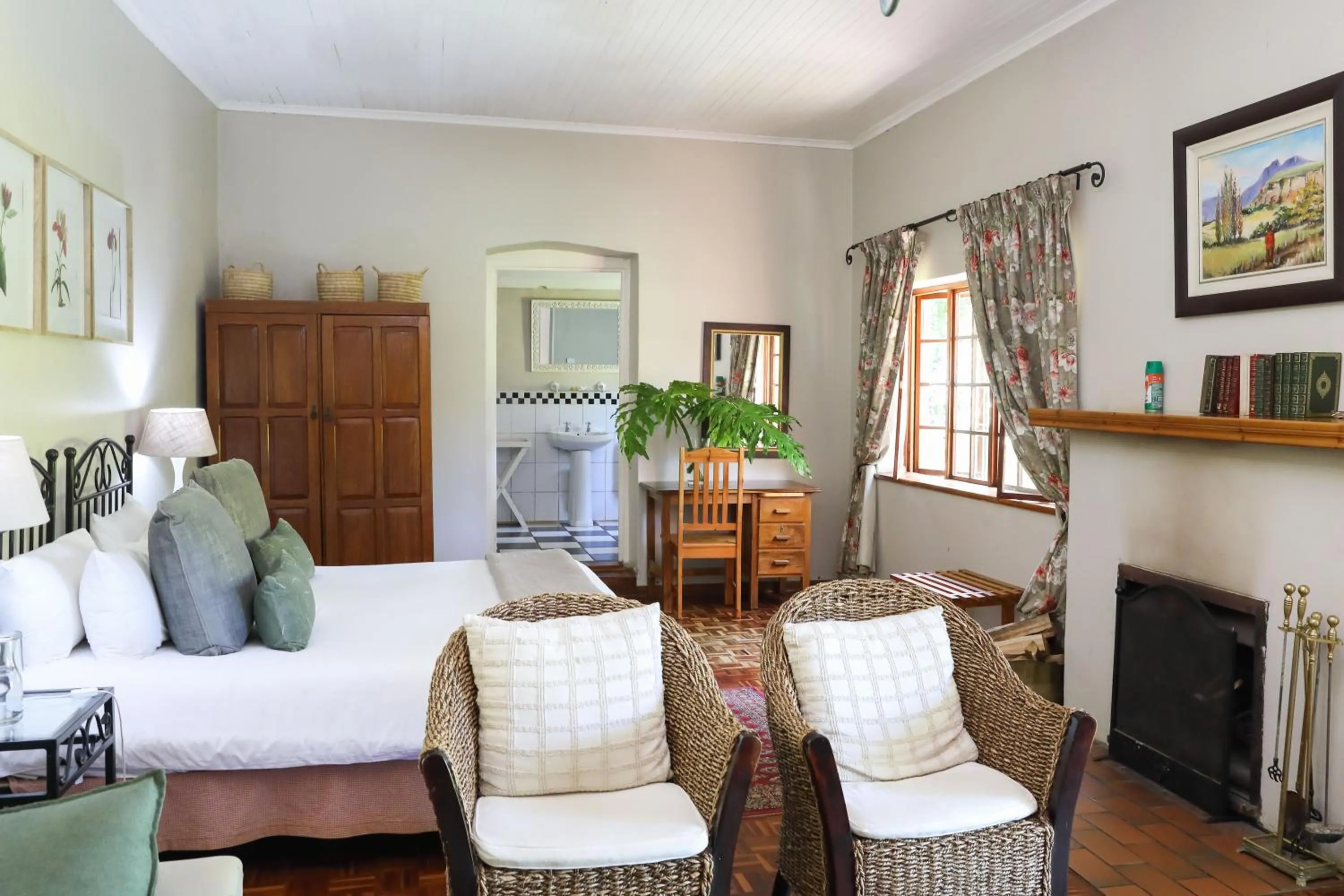 Photo of the whole room in Kings Grant Country Retreat