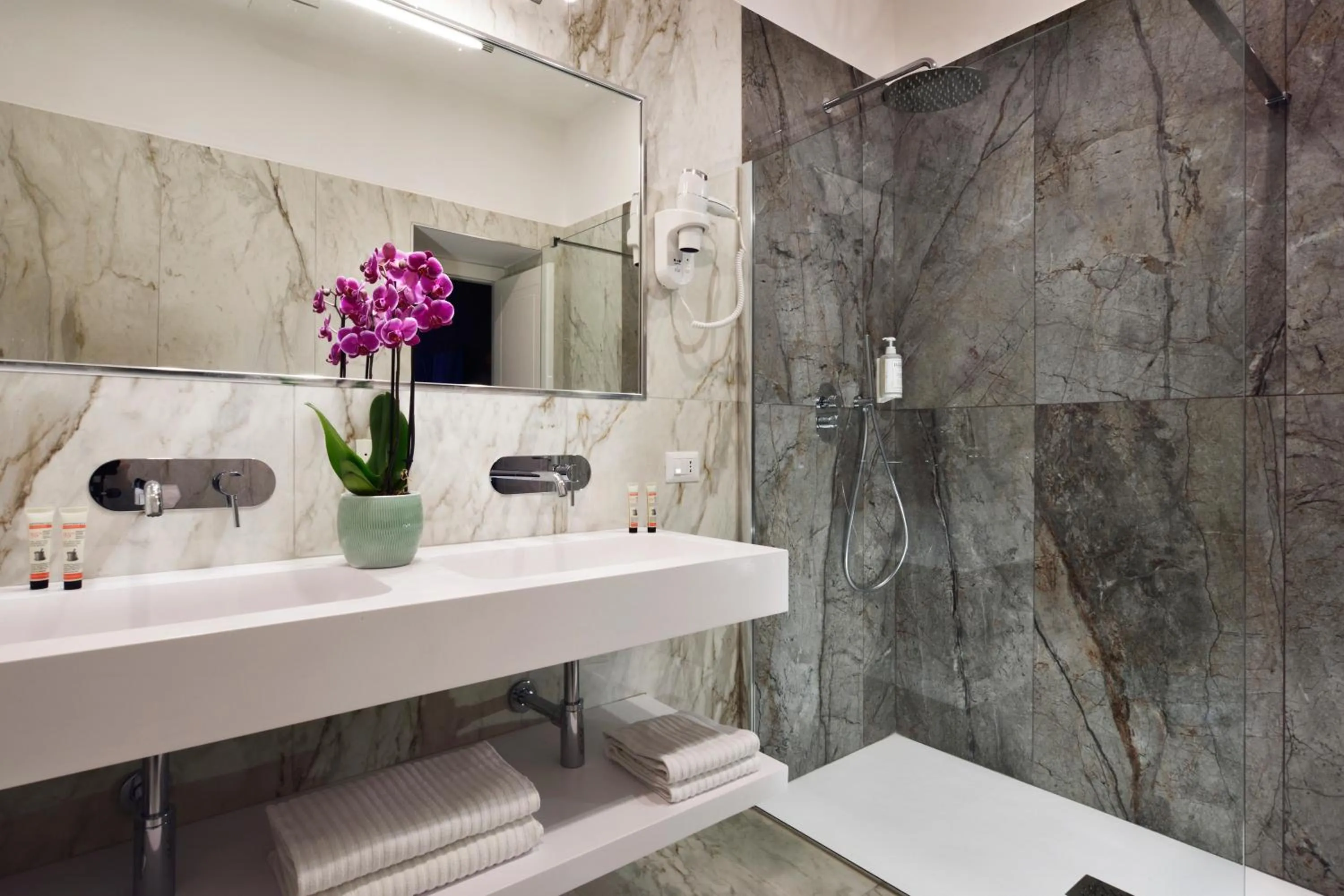 Shower in Dimora ai Fori - Guest House