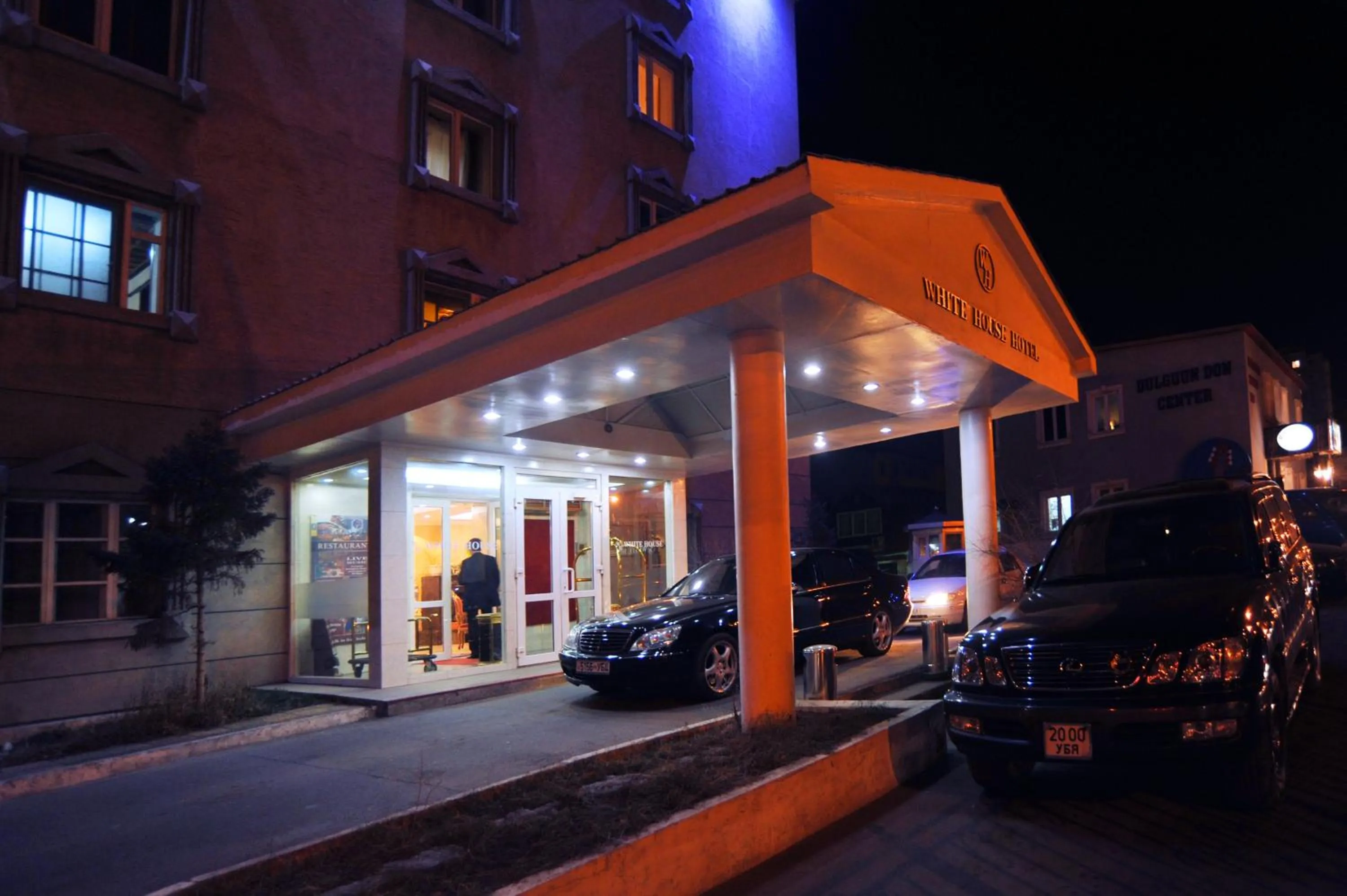Facade/entrance in White House Hotel