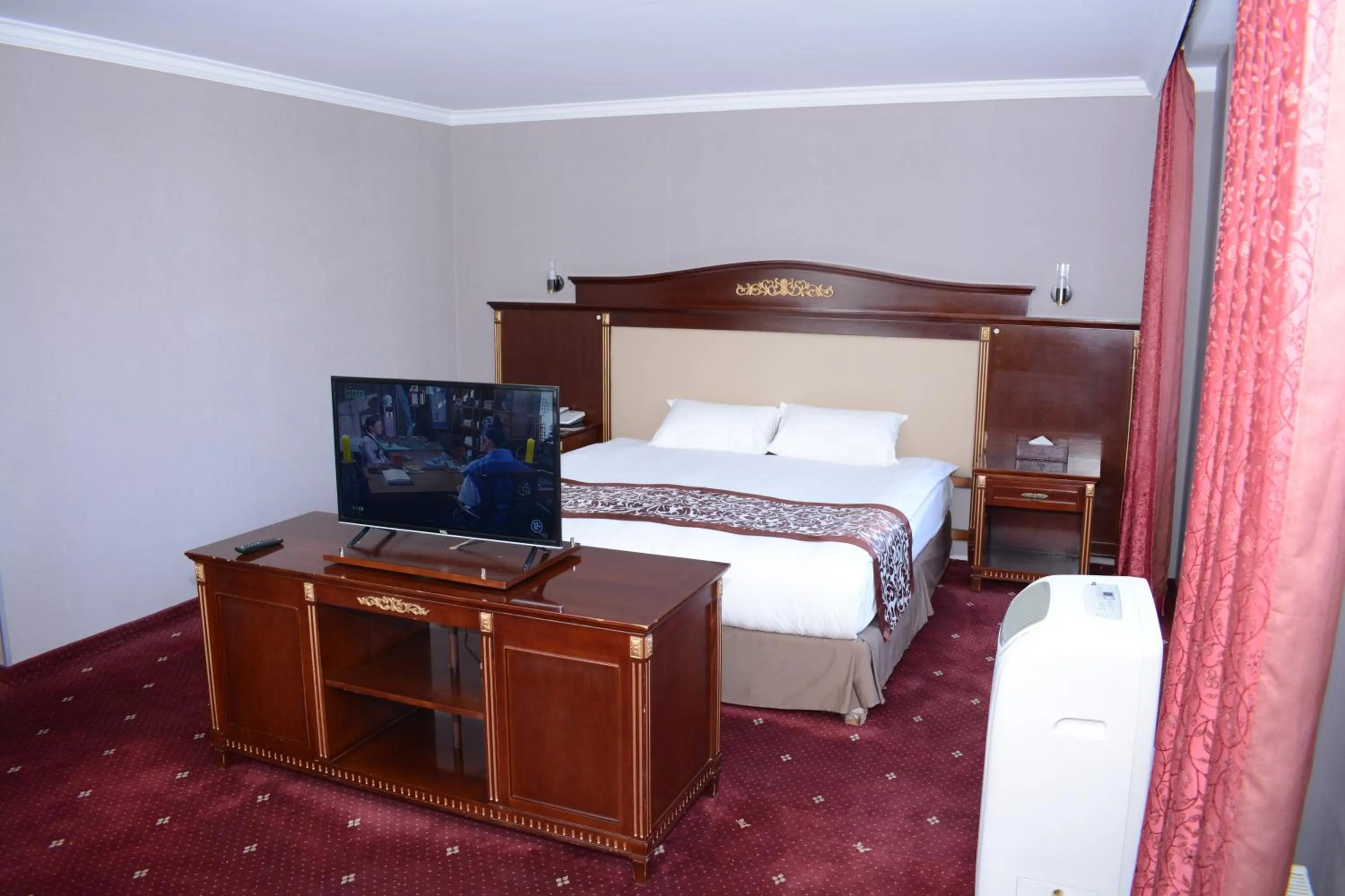 Deluxe Twin Room - single occupancy in White House Hotel