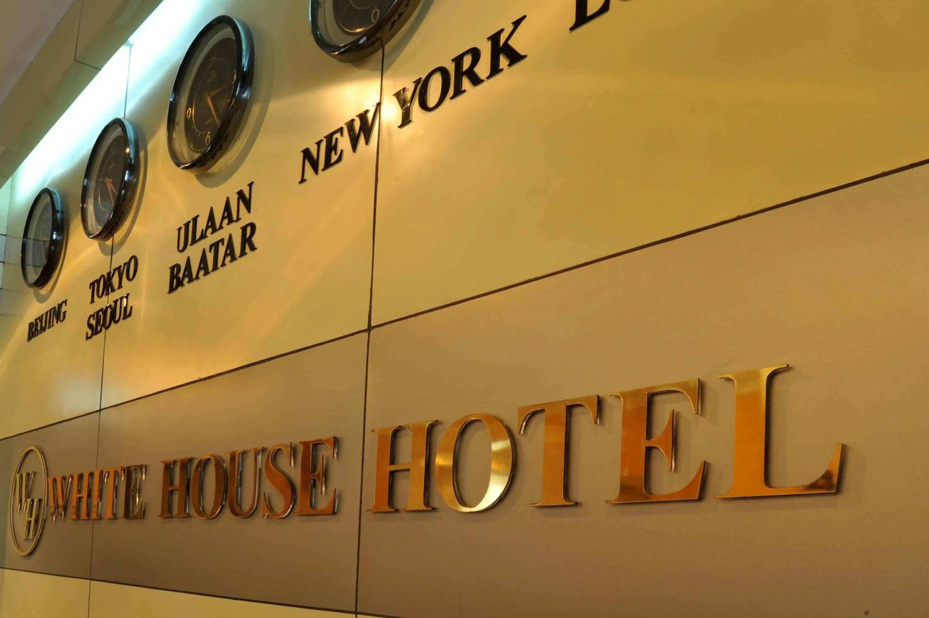 Facade/entrance in White House Hotel