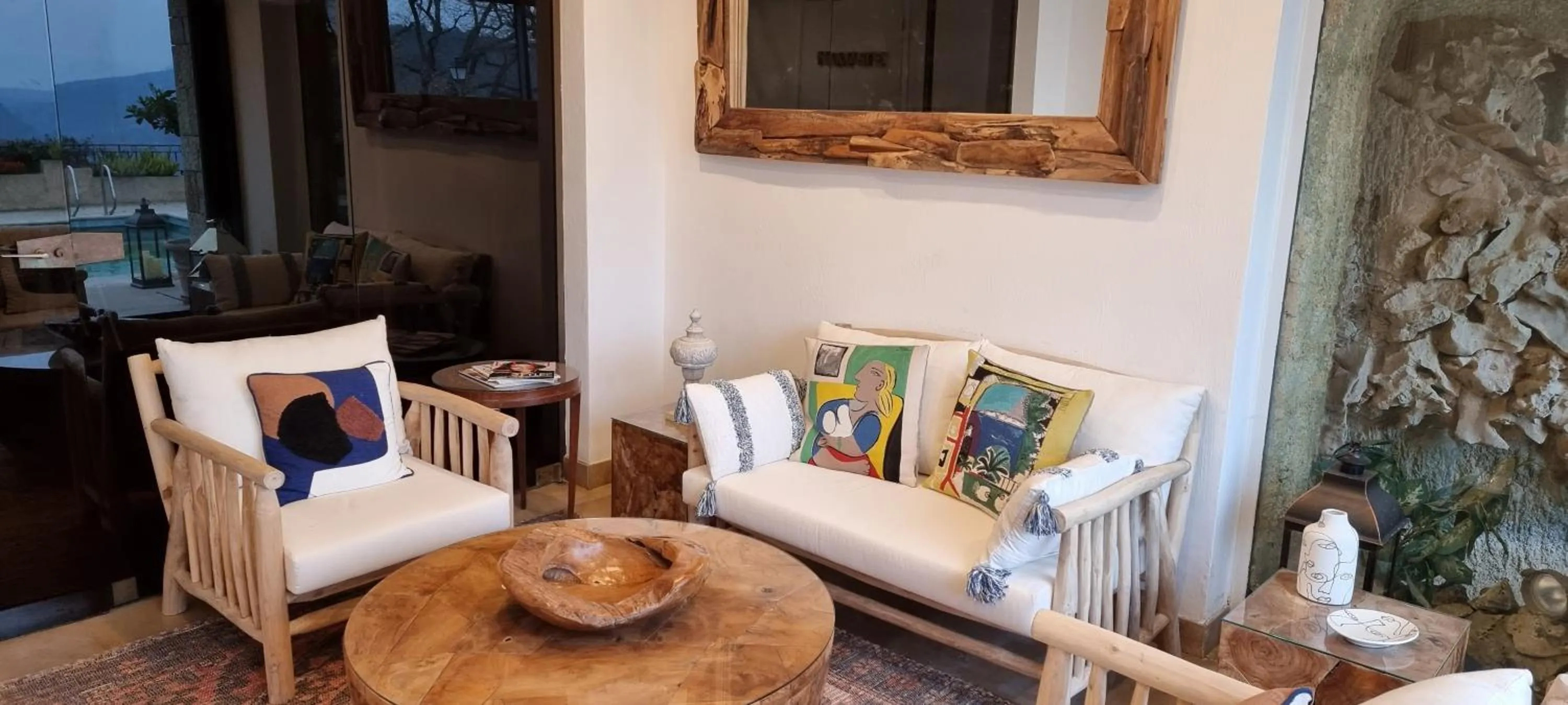 Communal lounge/ TV room in Loup Castel Boutique Hotel B&B