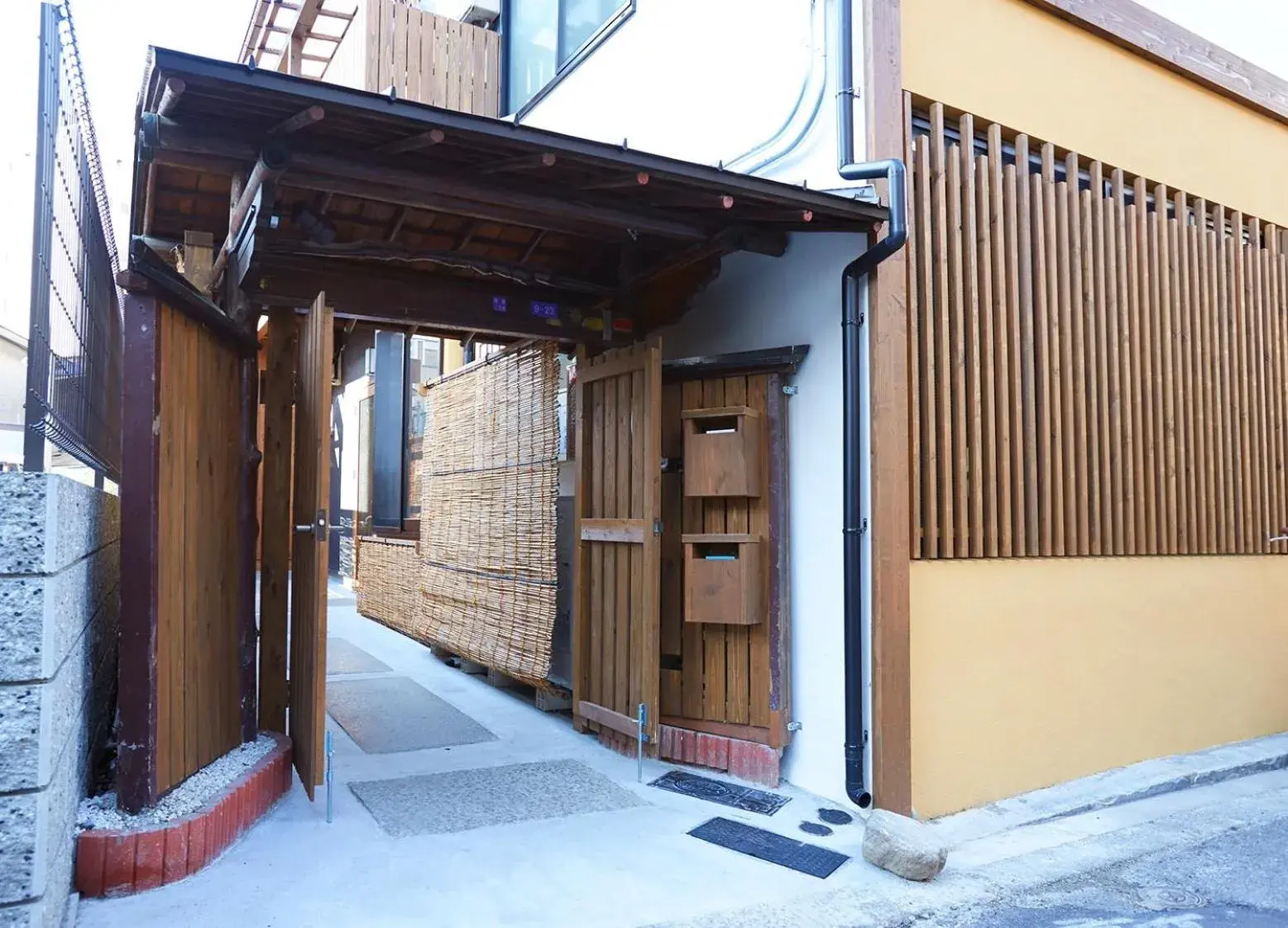 Facade/entrance in Osaka Guest House U-En Facade/entrance in Osaka Guest House U-En