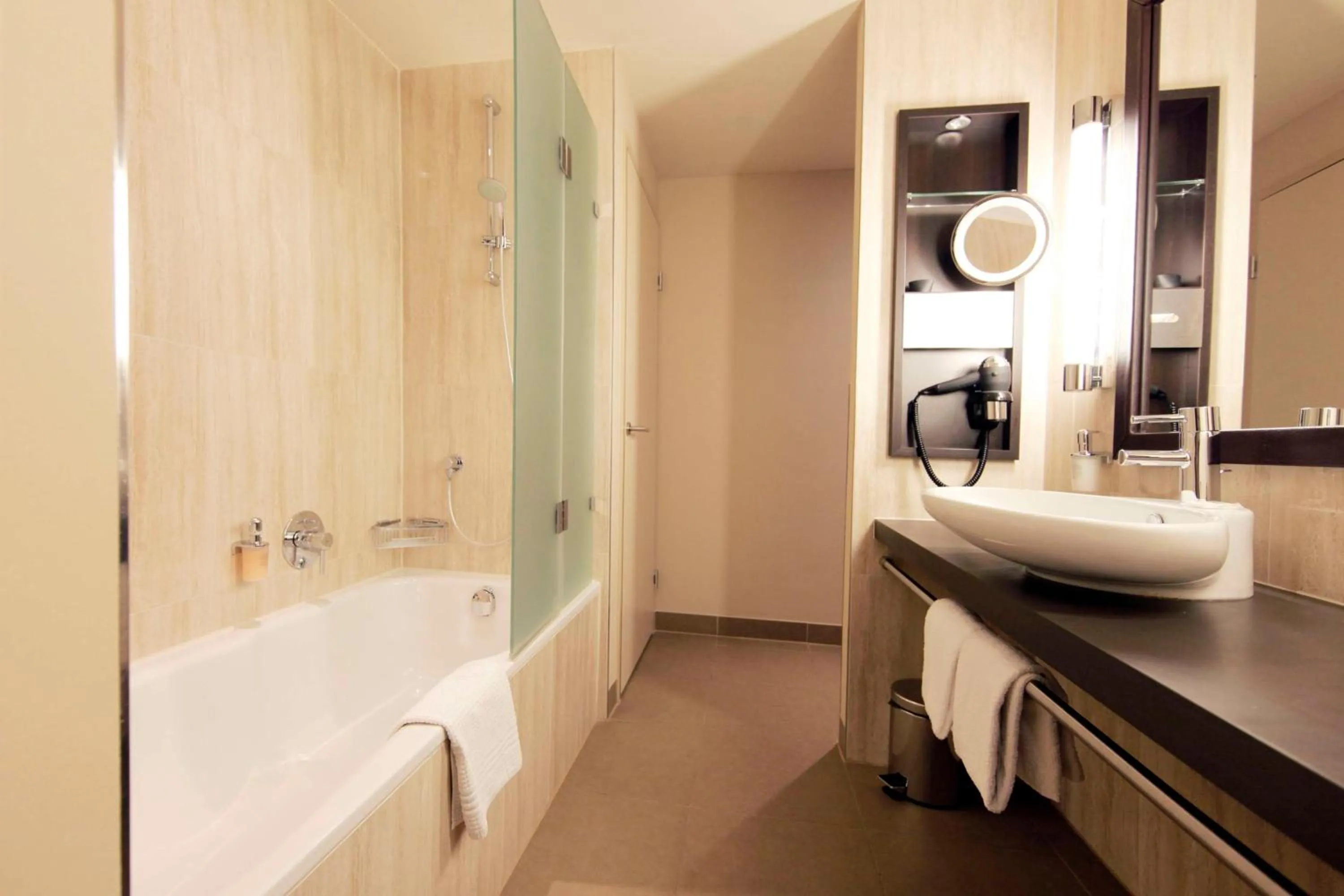 Bathroom in Lindner Hotel Vienna Am Belvedere, part of JdV by Hyatt