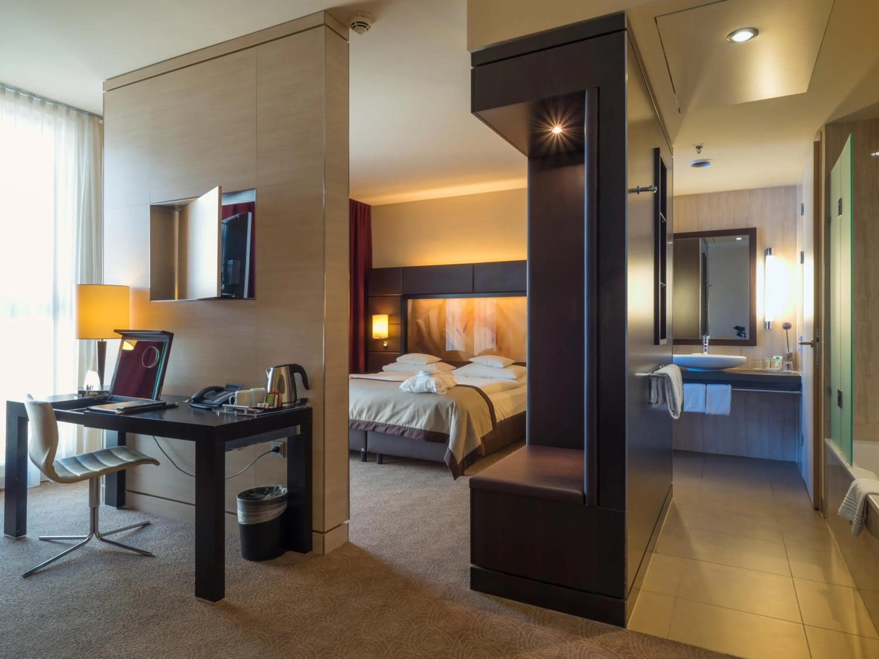 Photo of the whole room, Bed in Lindner Hotel Vienna Am Belvedere, part of JdV by Hyatt