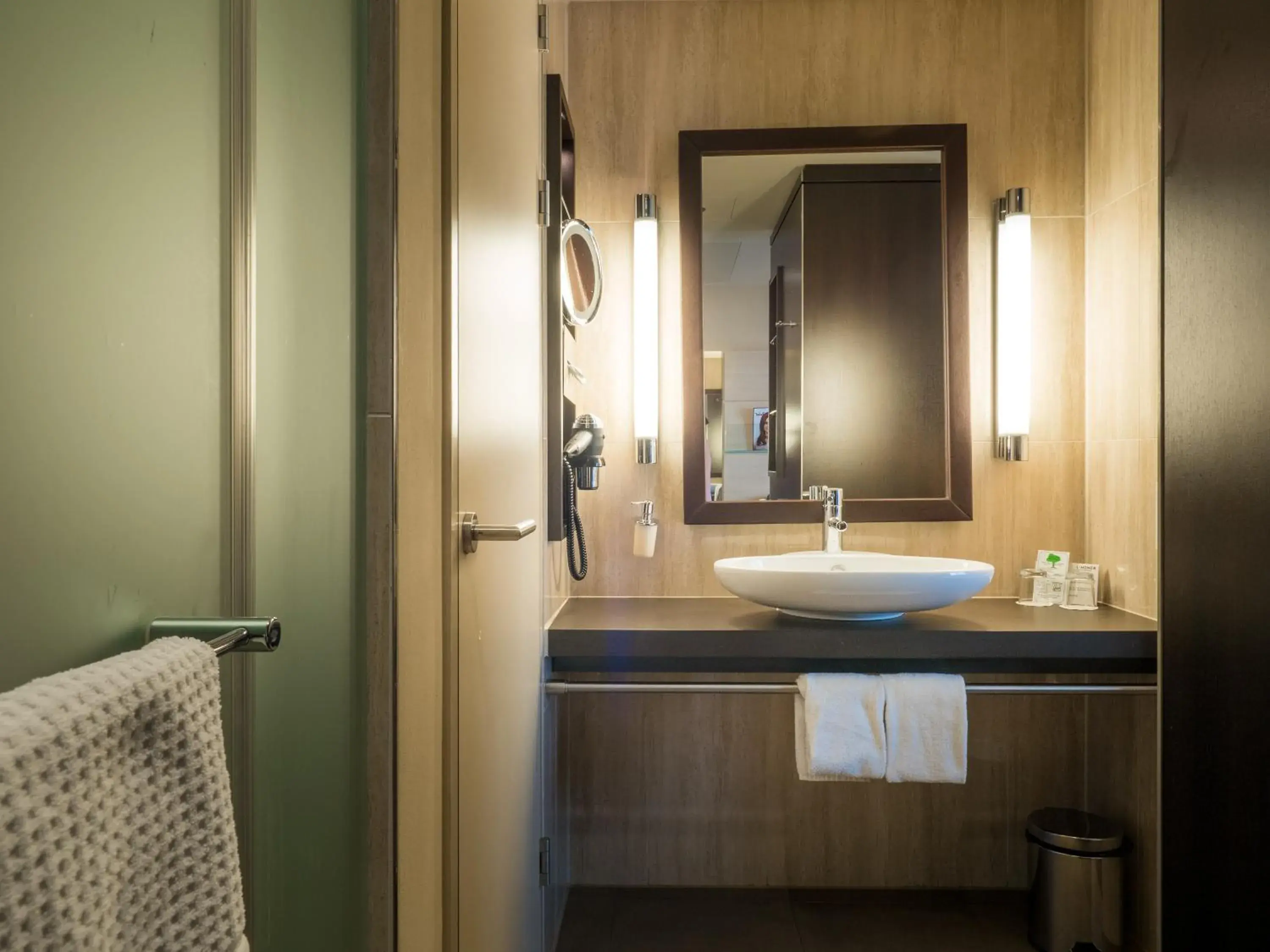 Deluxe King Room in Lindner Hotel Vienna Am Belvedere, part of JdV by Hyatt Deluxe King Room in Lindner Hotel Vienna Am Belvedere, part of JdV by Hyatt