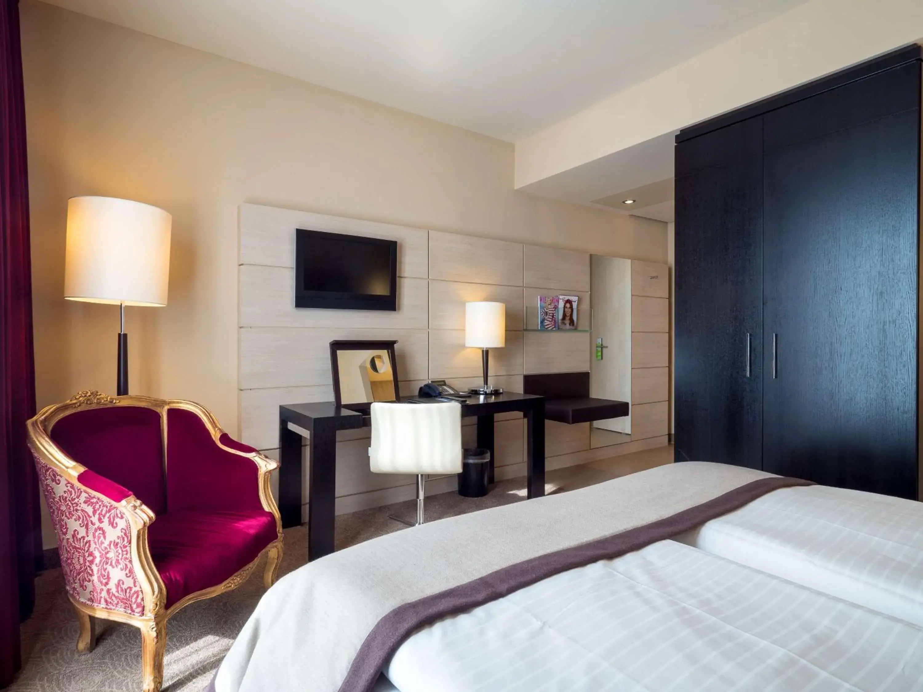 Bedroom, Bed in Lindner Hotel Vienna Am Belvedere, part of JdV by Hyatt Bedroom, Bed in Lindner Hotel Vienna Am Belvedere, part of JdV by Hyatt