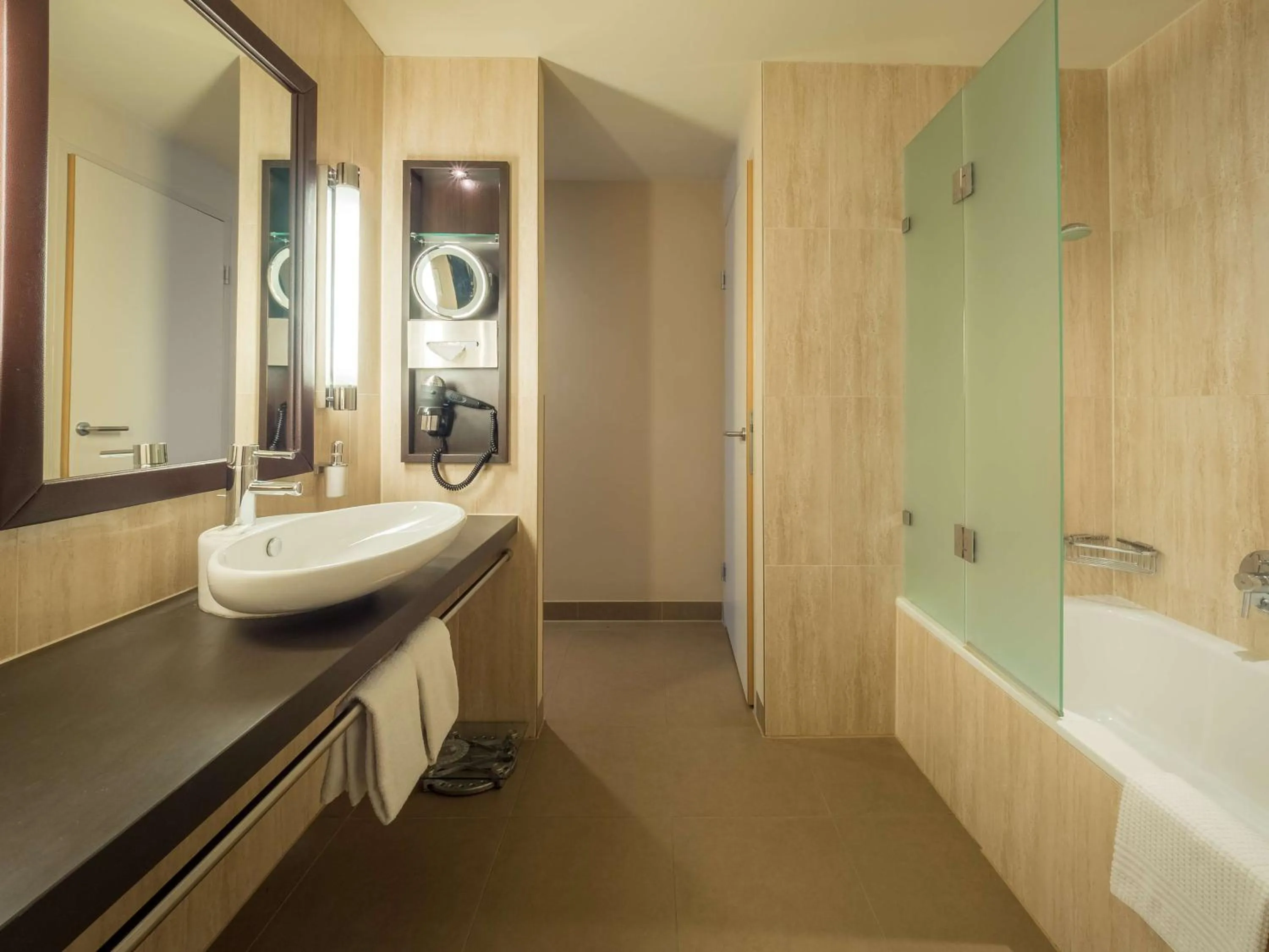 Bathroom in Lindner Hotel Vienna Am Belvedere, part of JdV by Hyatt