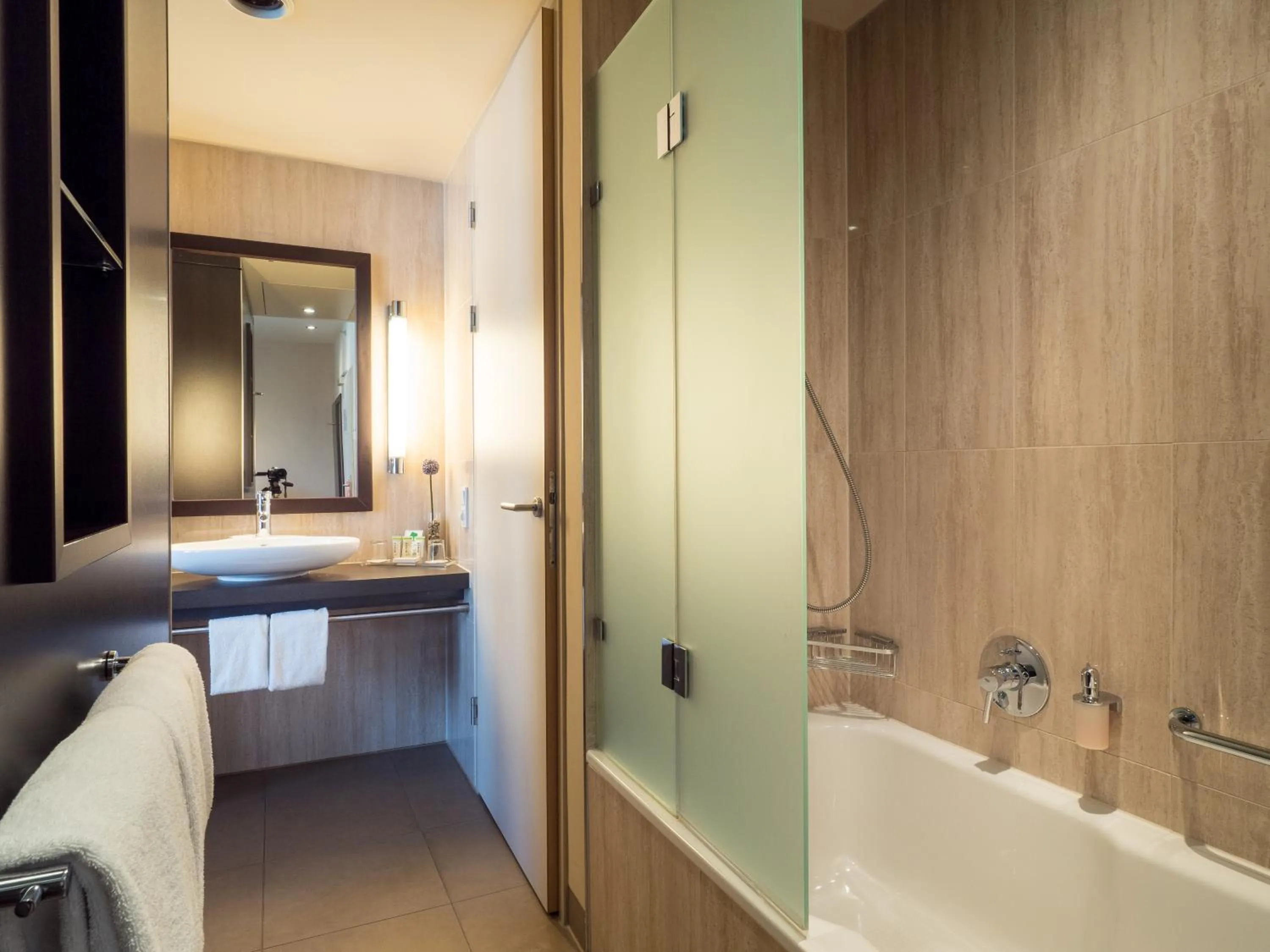 Bathroom, Bed in Lindner Hotel Vienna Am Belvedere, part of JdV by Hyatt