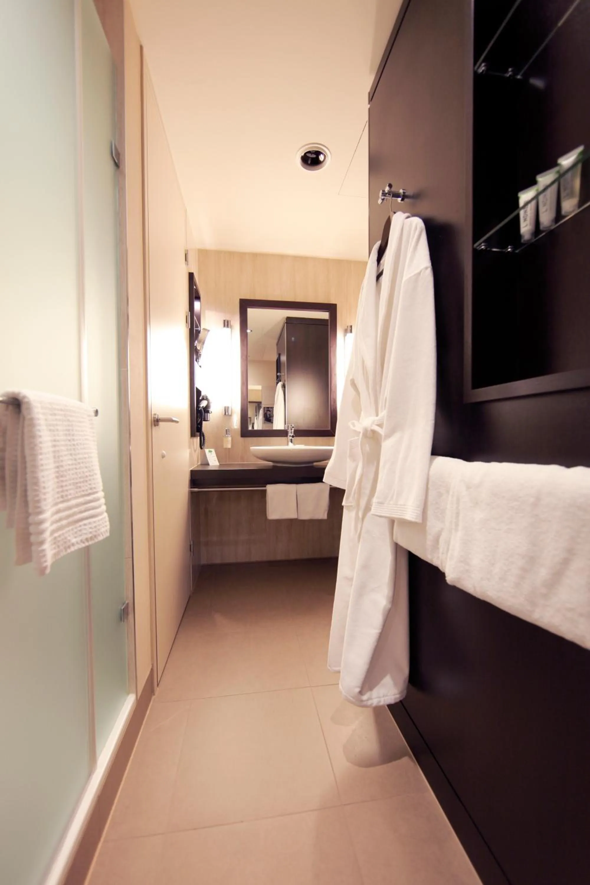 Bathroom, Bed in Lindner Hotel Vienna Am Belvedere, part of JdV by Hyatt