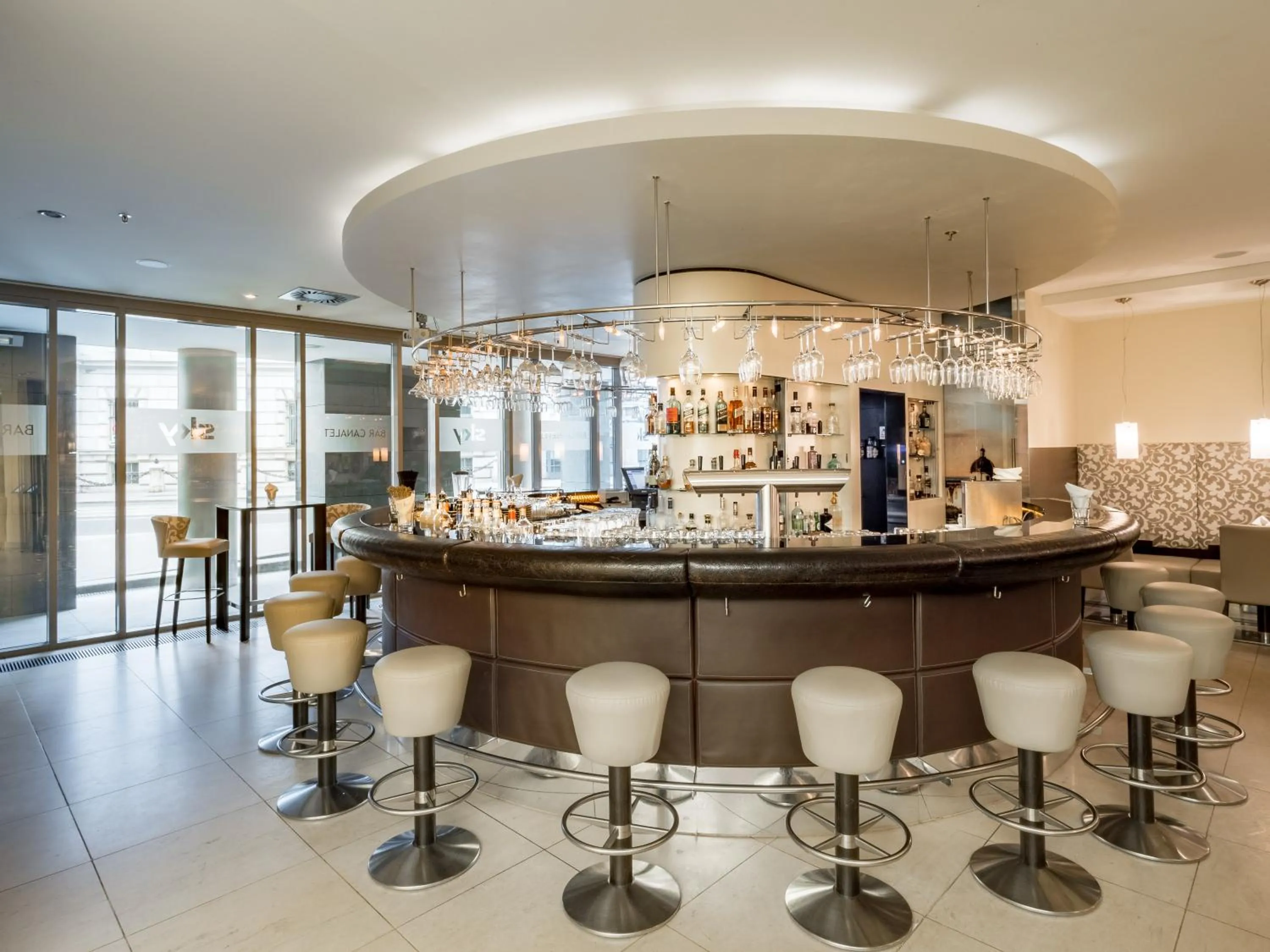 Lounge or bar in Lindner Hotel Vienna Am Belvedere, part of JdV by Hyatt