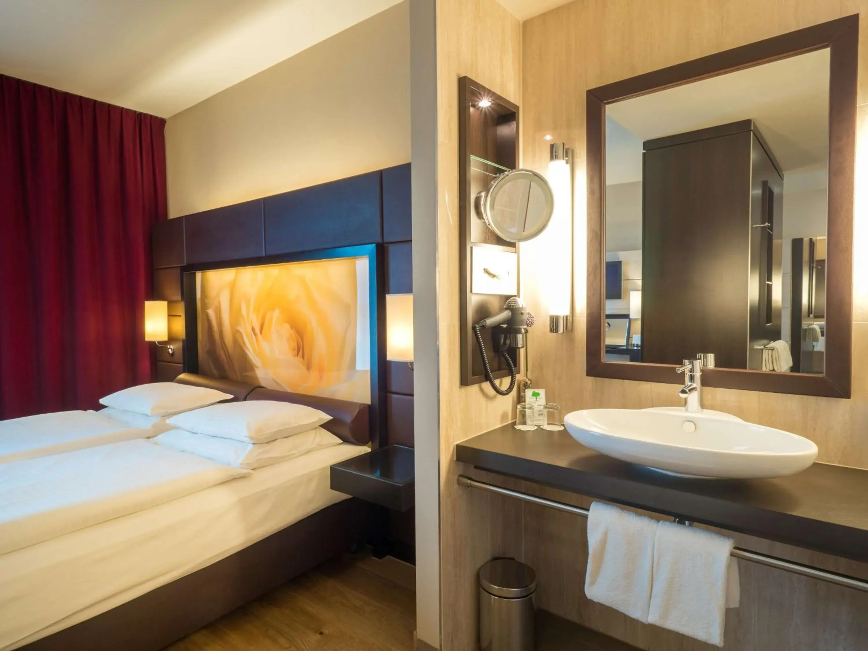 Bathroom, Bed in Lindner Hotel Vienna Am Belvedere, part of JdV by Hyatt Bathroom, Bed in Lindner Hotel Vienna Am Belvedere, part of JdV by Hyatt