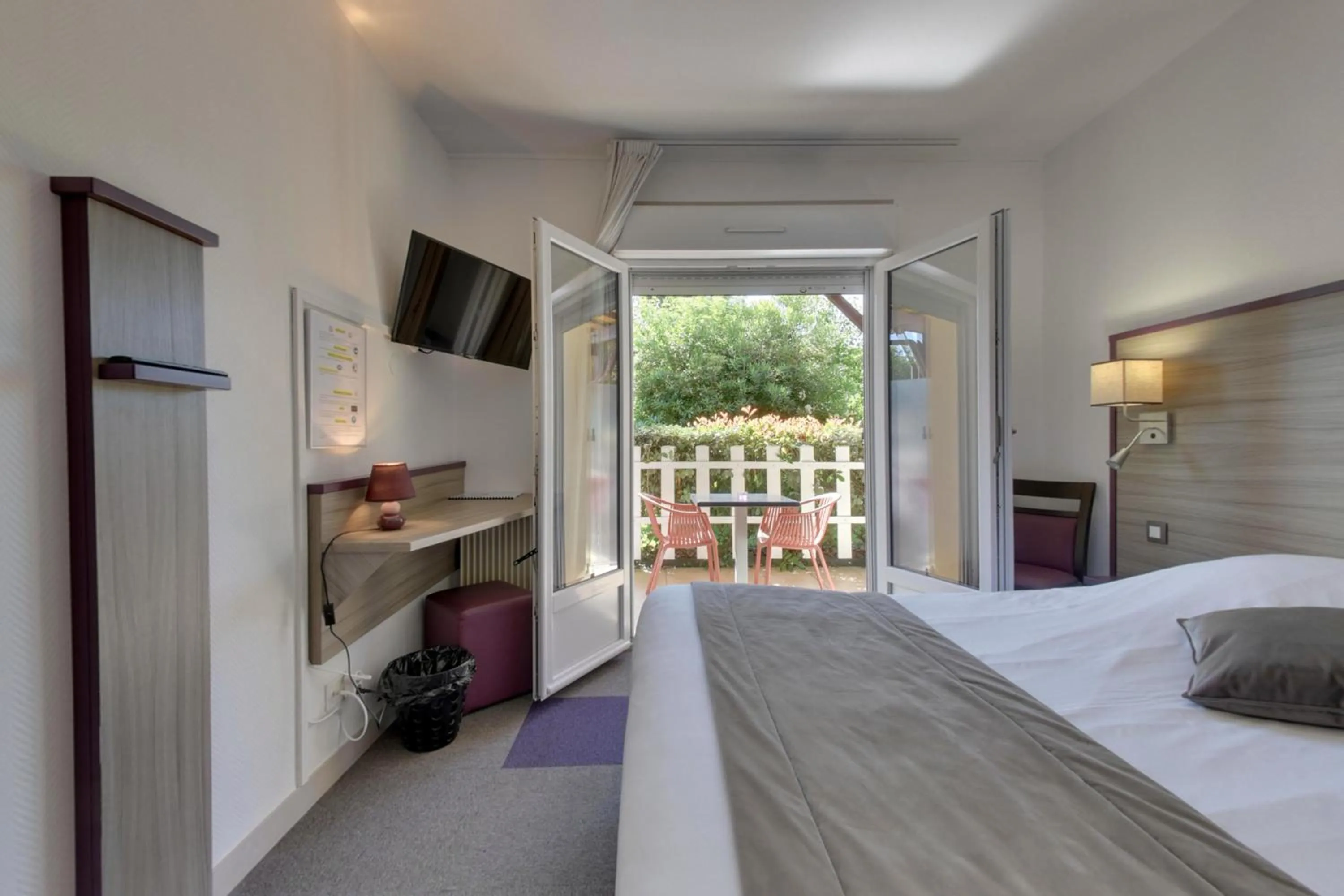 Patio, Bed in Contact Hôtel O'Nice Saintes