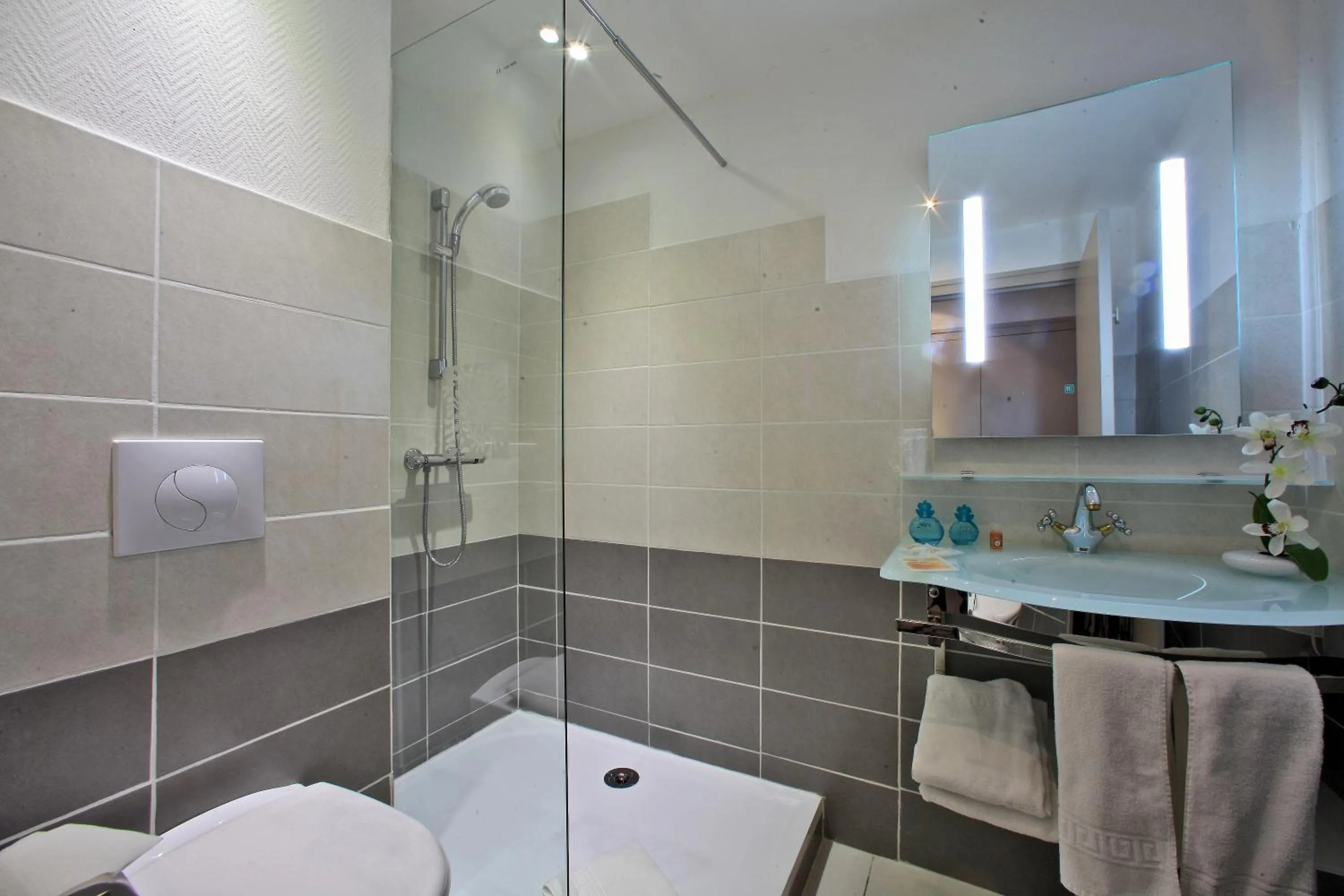 Shower in Contact Hôtel O'Nice Saintes