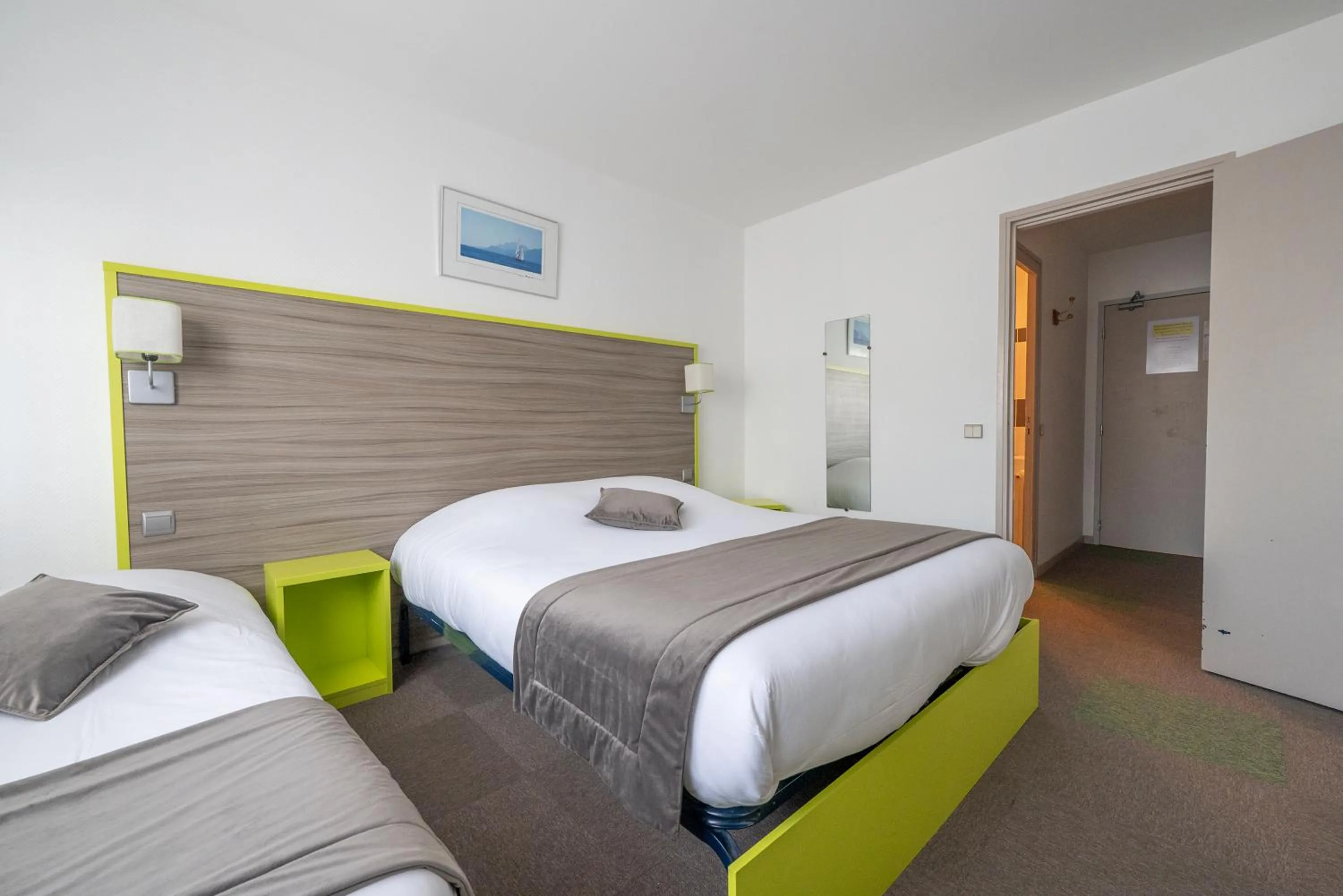 Photo of the whole room, Bed in Contact Hôtel O'Nice Saintes