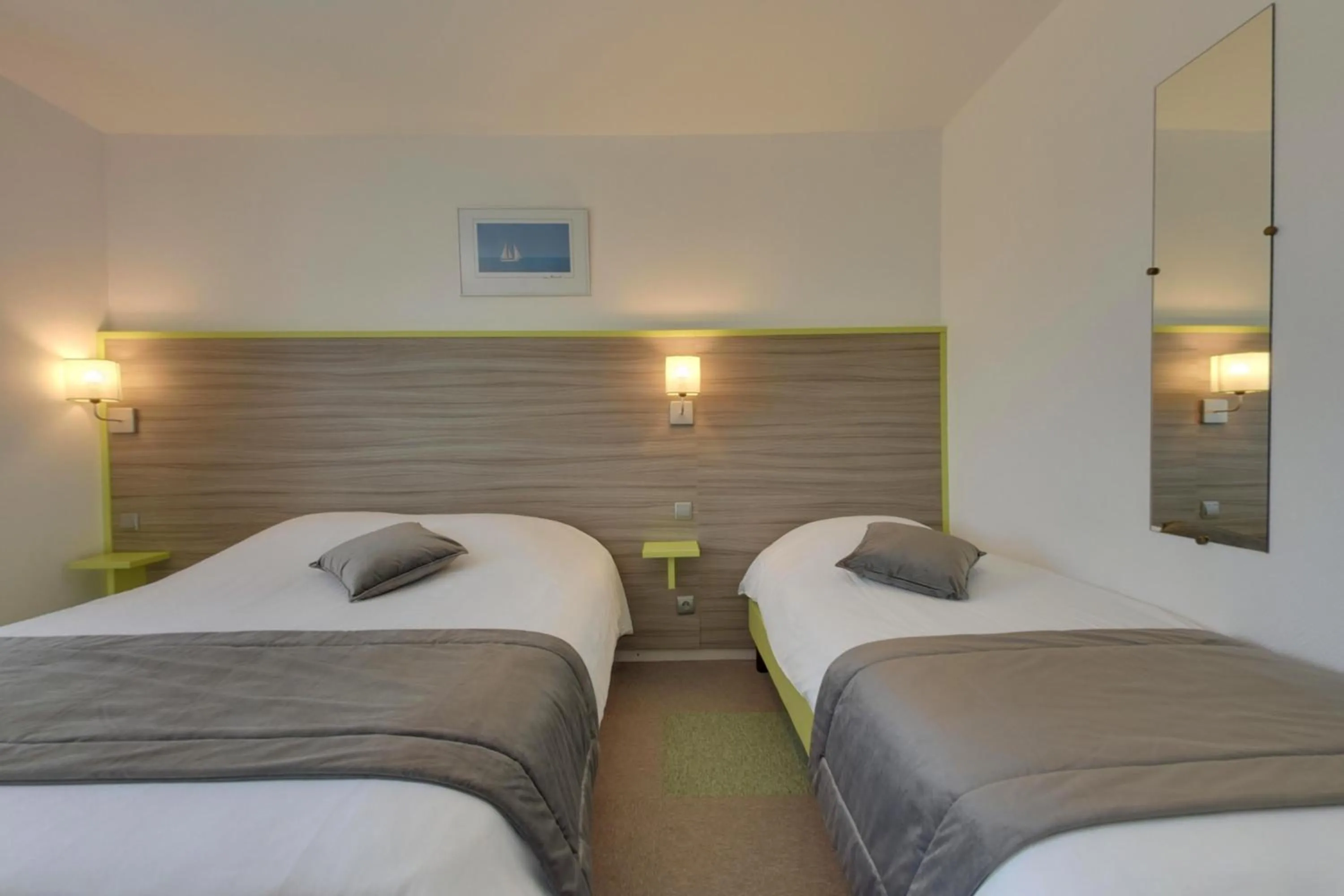 Photo of the whole room, Bed in Contact Hôtel O'Nice Saintes