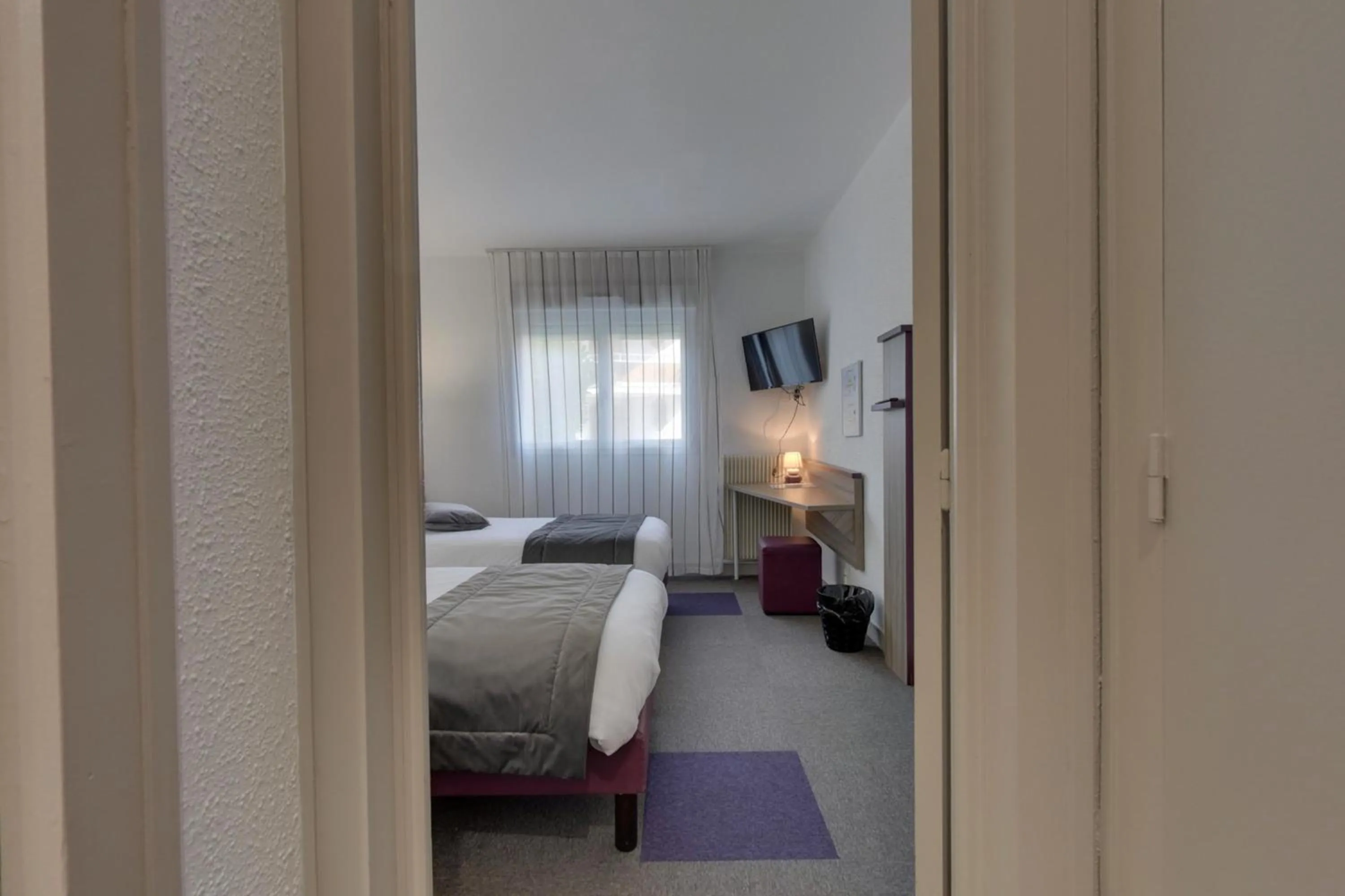 Photo of the whole room, Bed in Contact Hôtel O'Nice Saintes