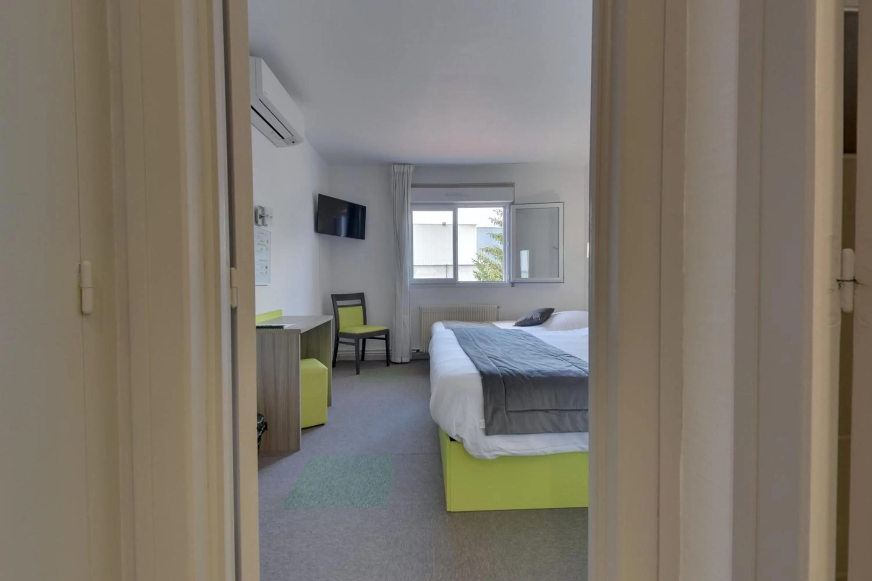 Photo of the whole room, Bed in Contact Hôtel O'Nice Saintes