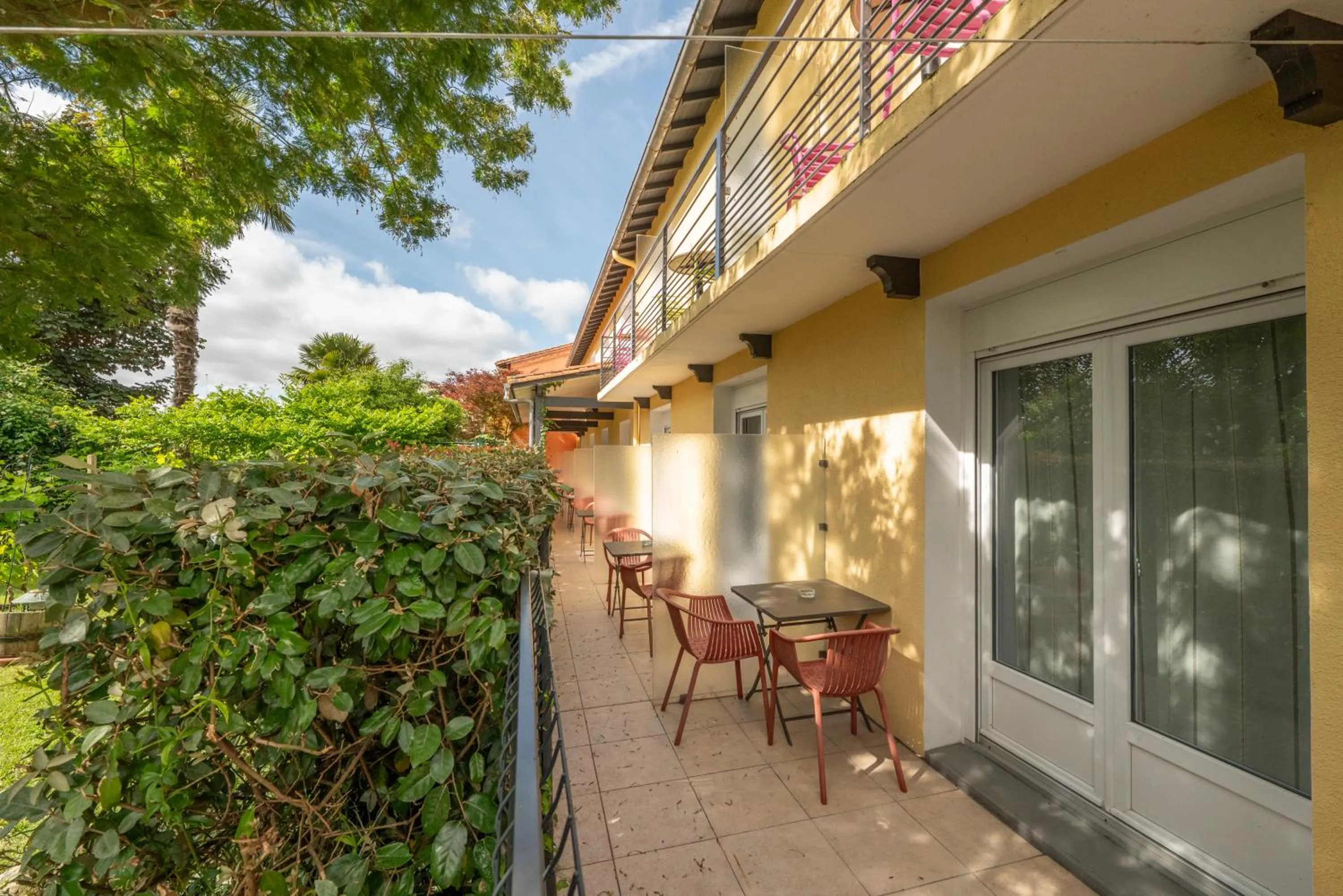 Property building in Contact Hôtel O'Nice Saintes