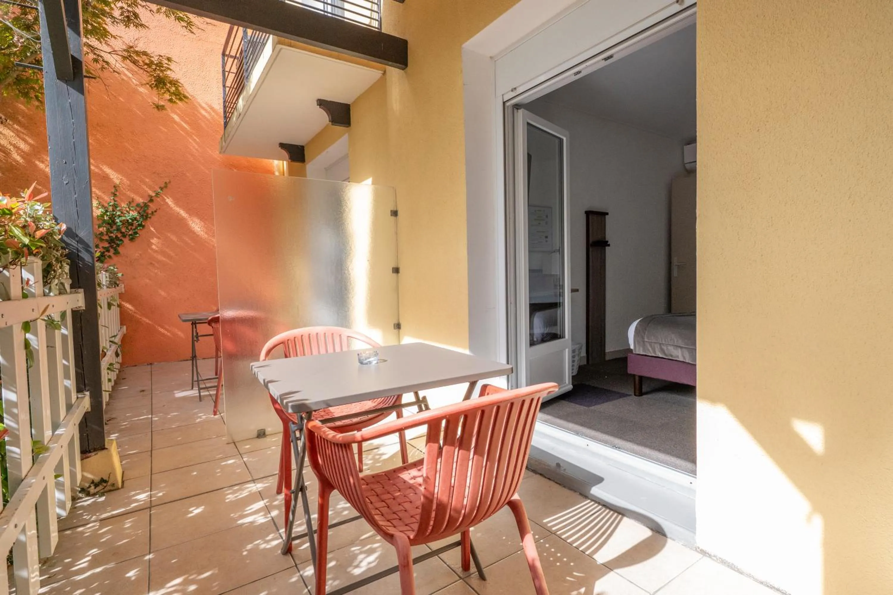 Patio in Contact Hôtel O'Nice Saintes