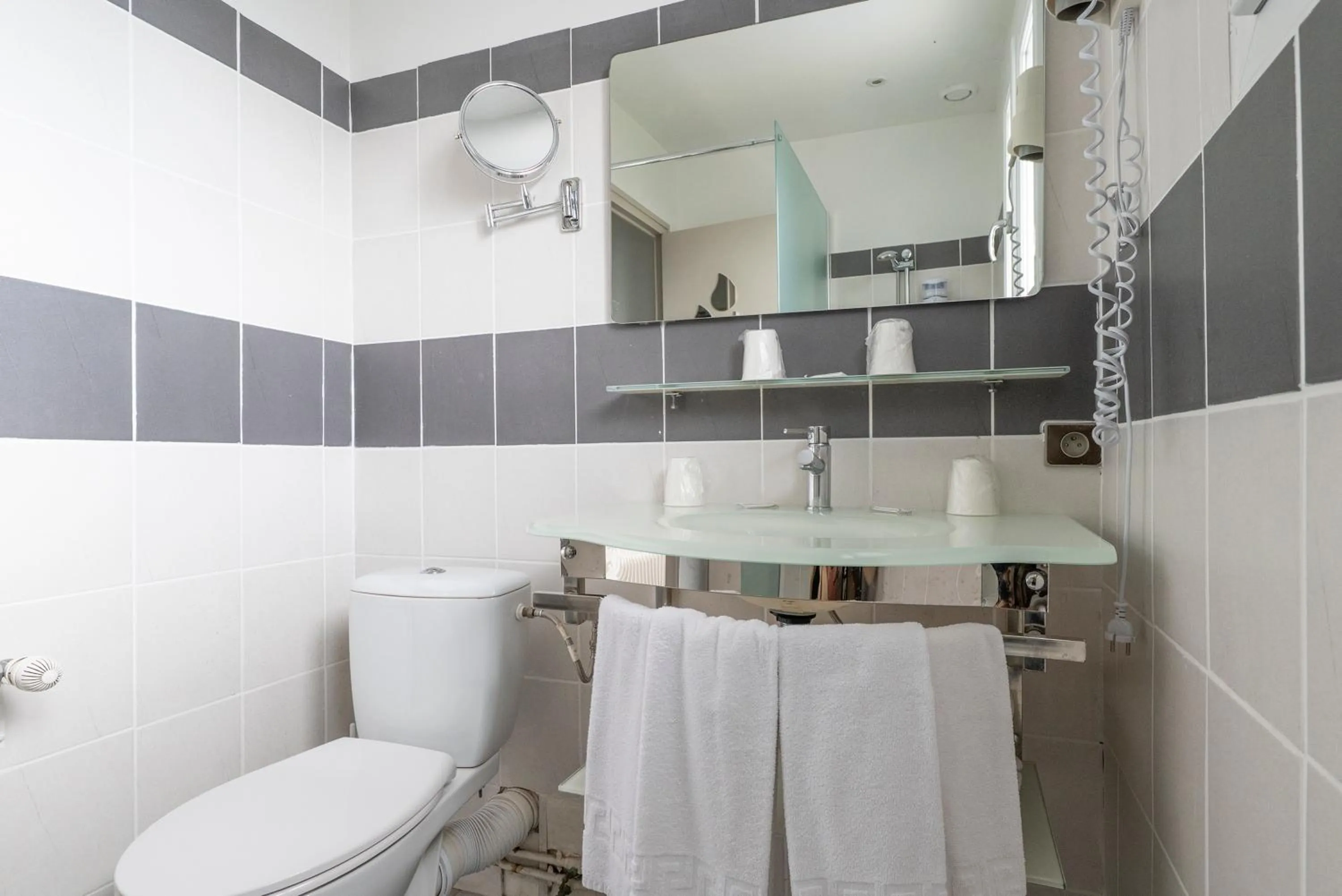 Bathroom in Contact Hôtel O'Nice Saintes